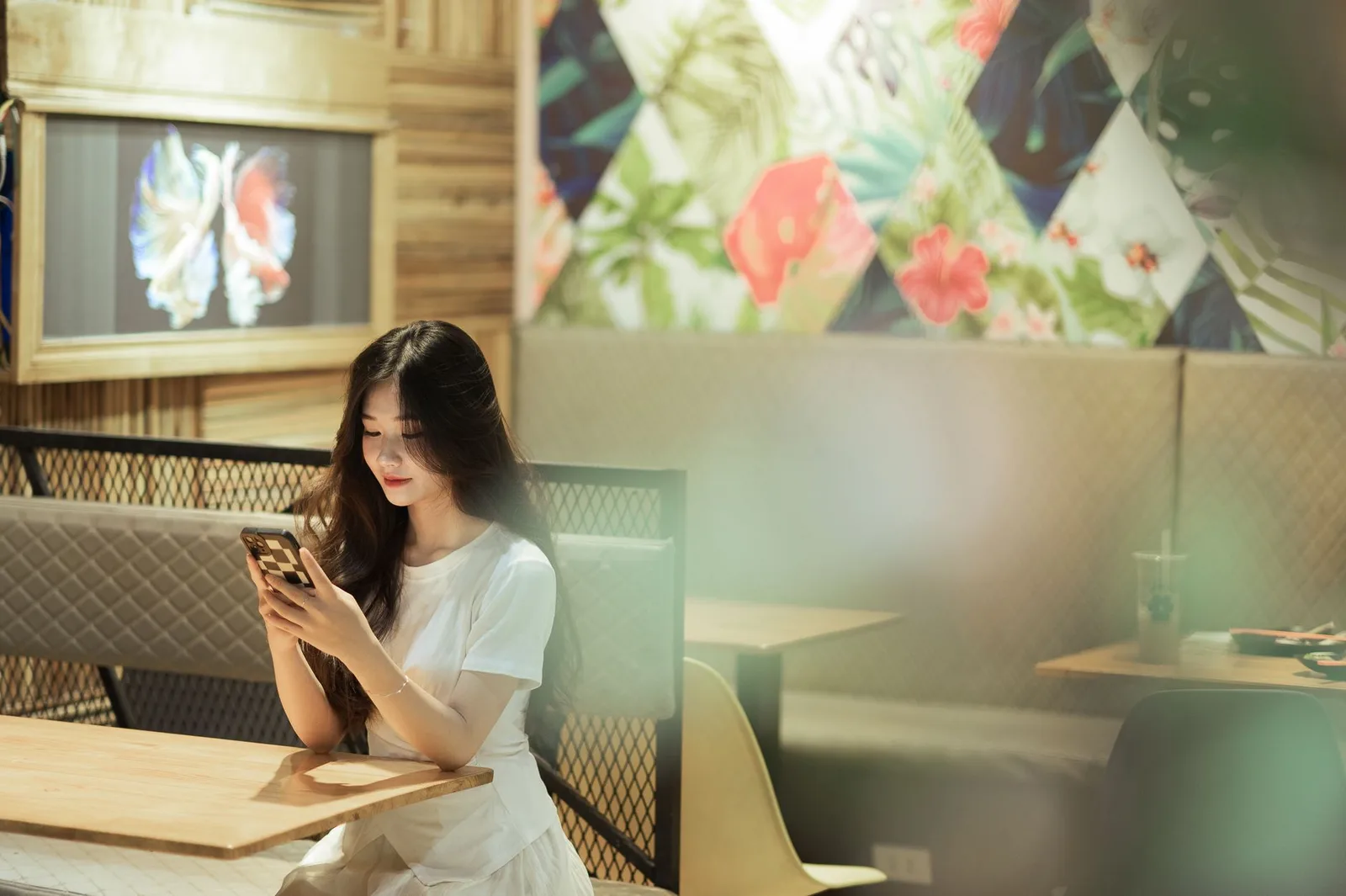 Người phụ nữ châu Á chủ động cân nhắc lựa chọn khi dùng điện thoại