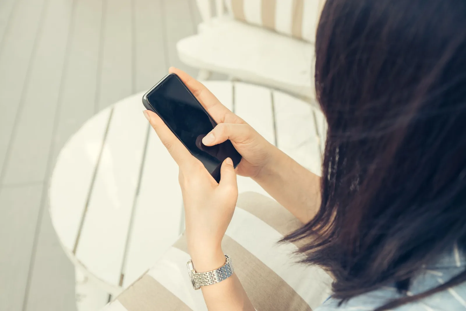 Người trẻ châu Á căng thẳng khi lướt ứng dụng trên điện thoại