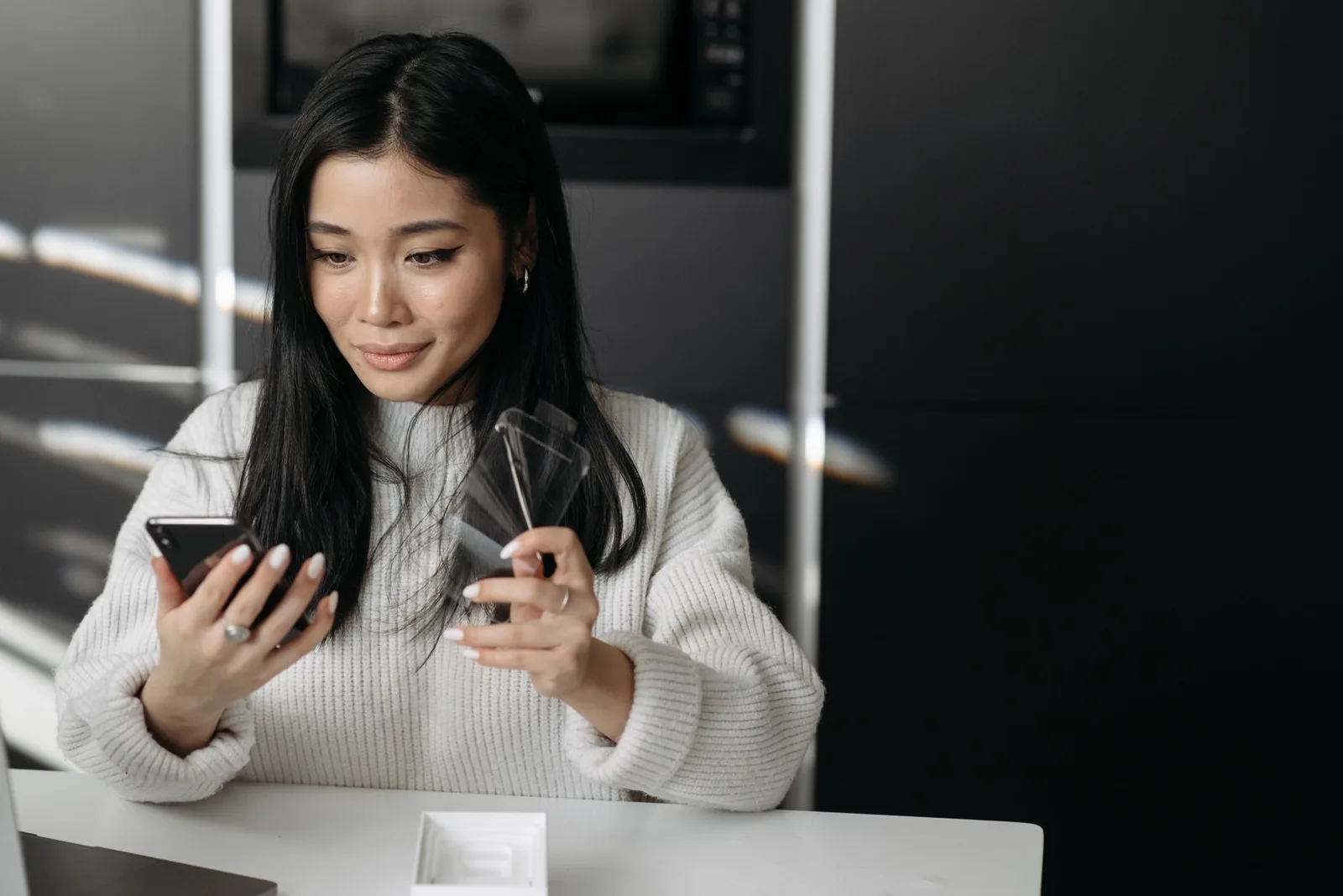 Người phụ nữ châu Á có dấu hiệu kiệt sức vì hẹn hò trực tuyến