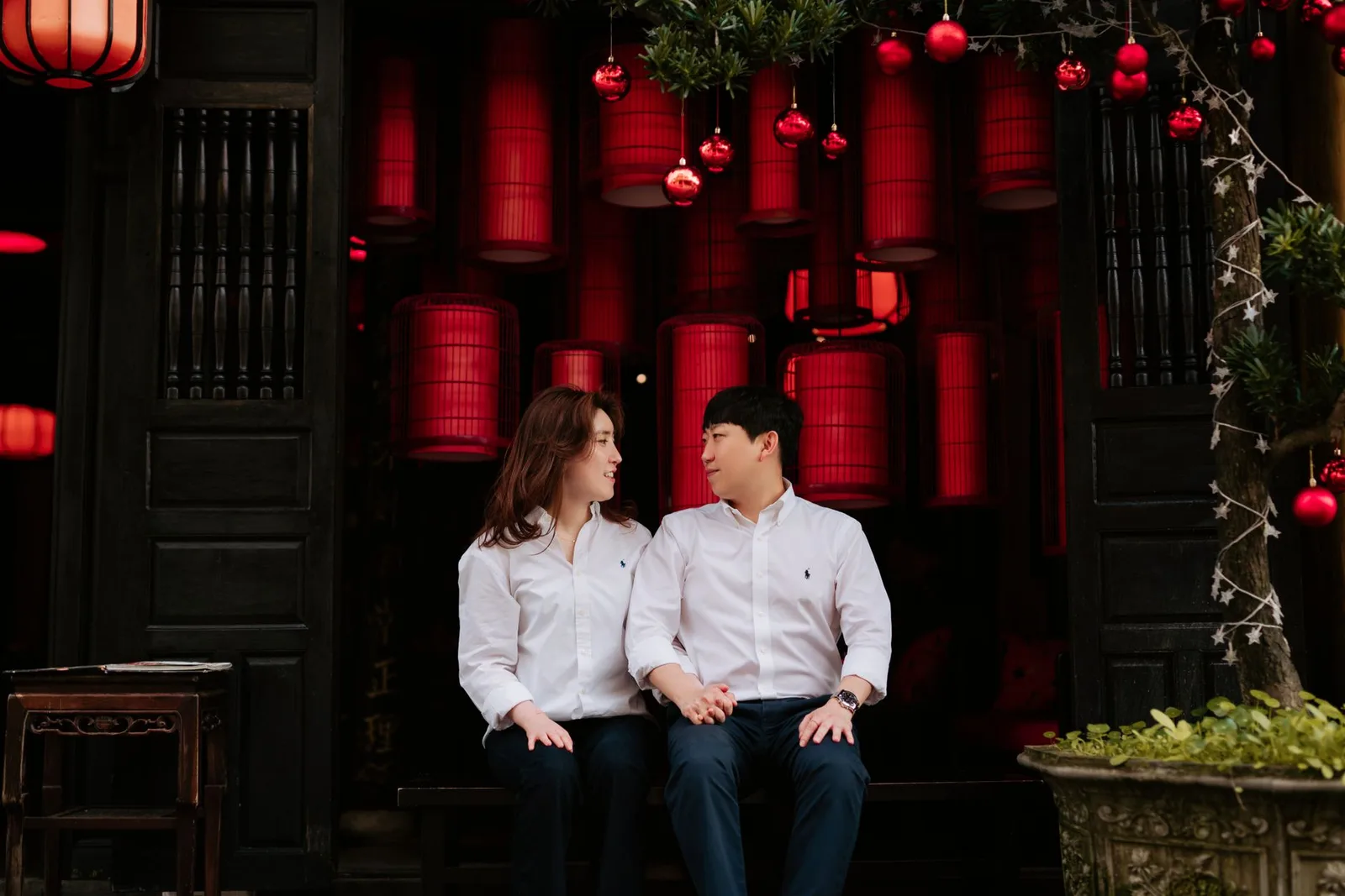 Cặp đôi châu Á cùng trao đổi về hôn nhân và tương lai