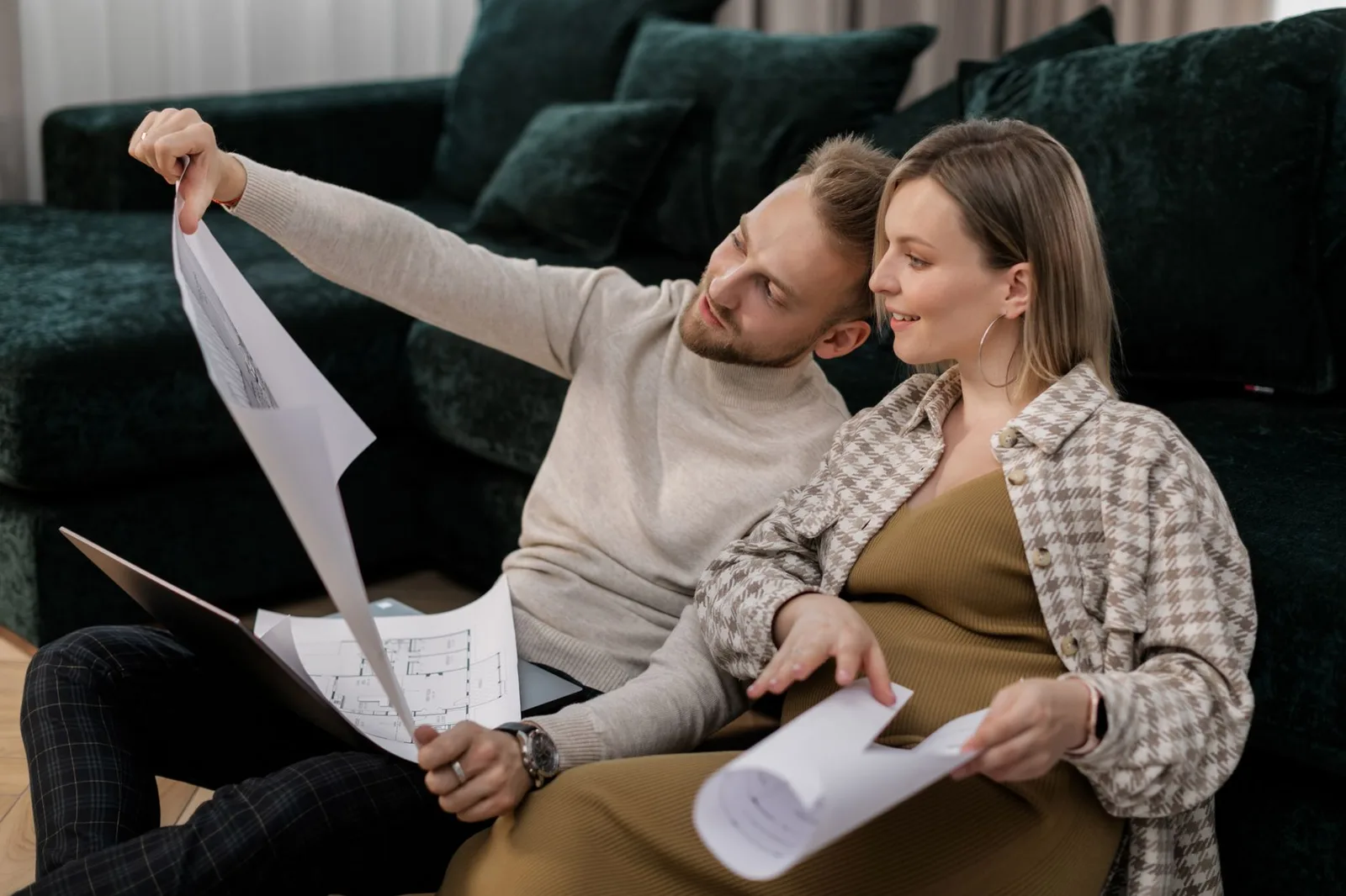 Hai người thảo luận về gia đình, con cái và trách nhiệm chăm sóc