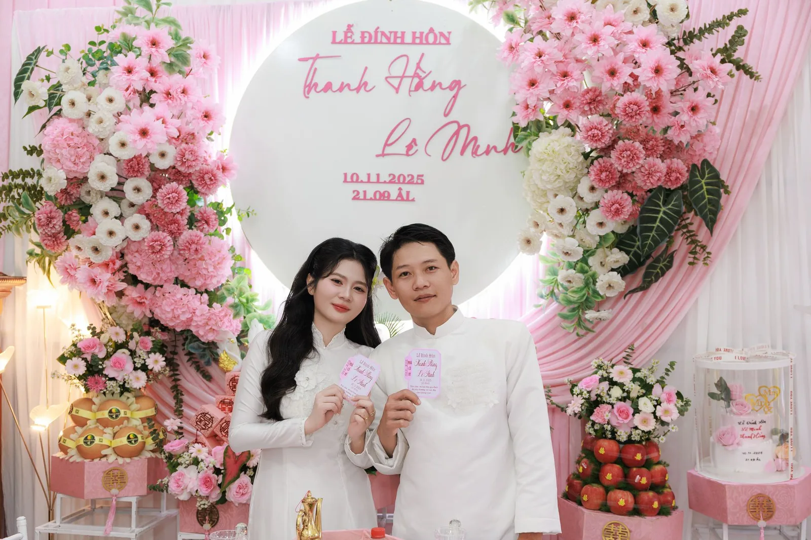 Cặp đôi châu Á thảo luận và kiểm soát ngân sách đám cưới