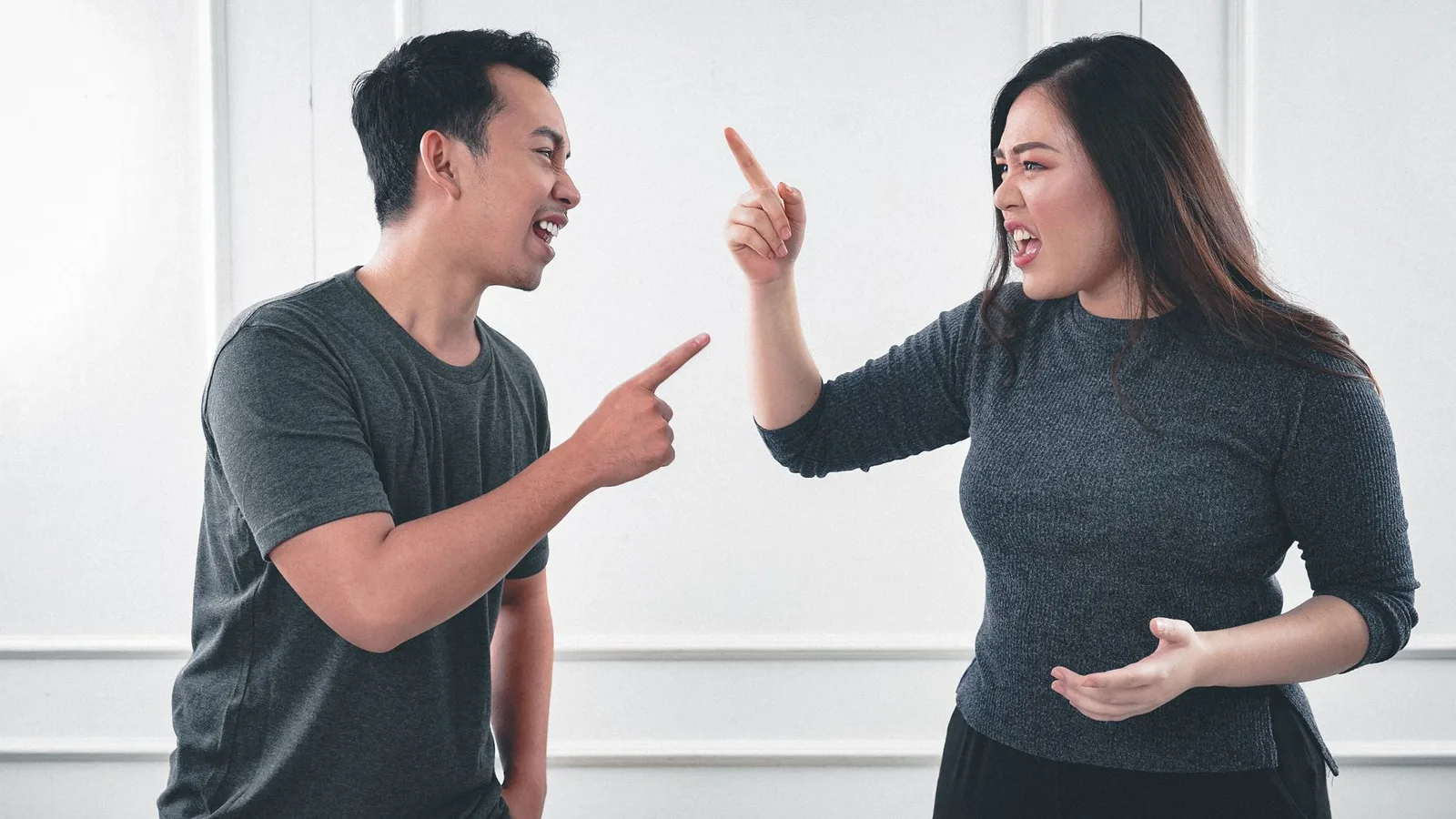 Cặp đôi châu Á trò chuyện nghiêm túc trước khi cưới