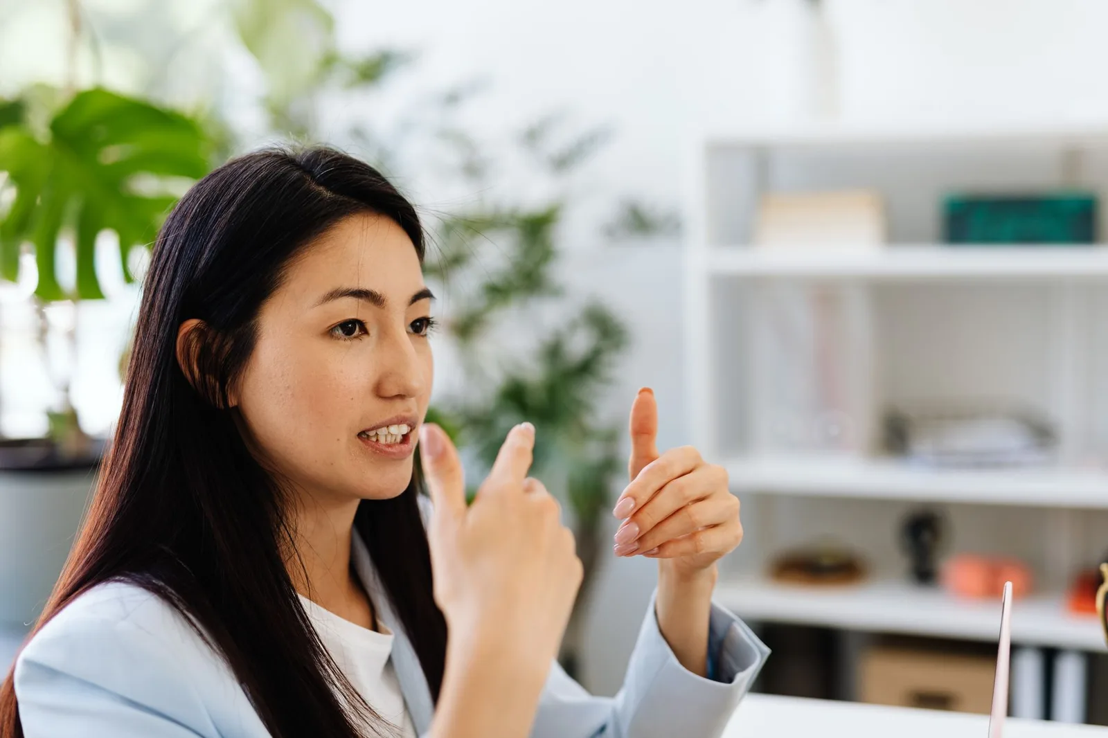 Nhân viên bình tĩnh lắng nghe trước khi phản hồi