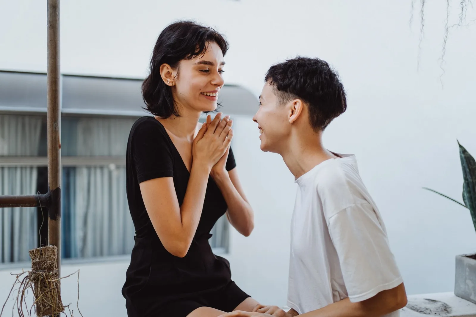Cặp đôi châu Á trò chuyện và bày tỏ lời yêu thương
