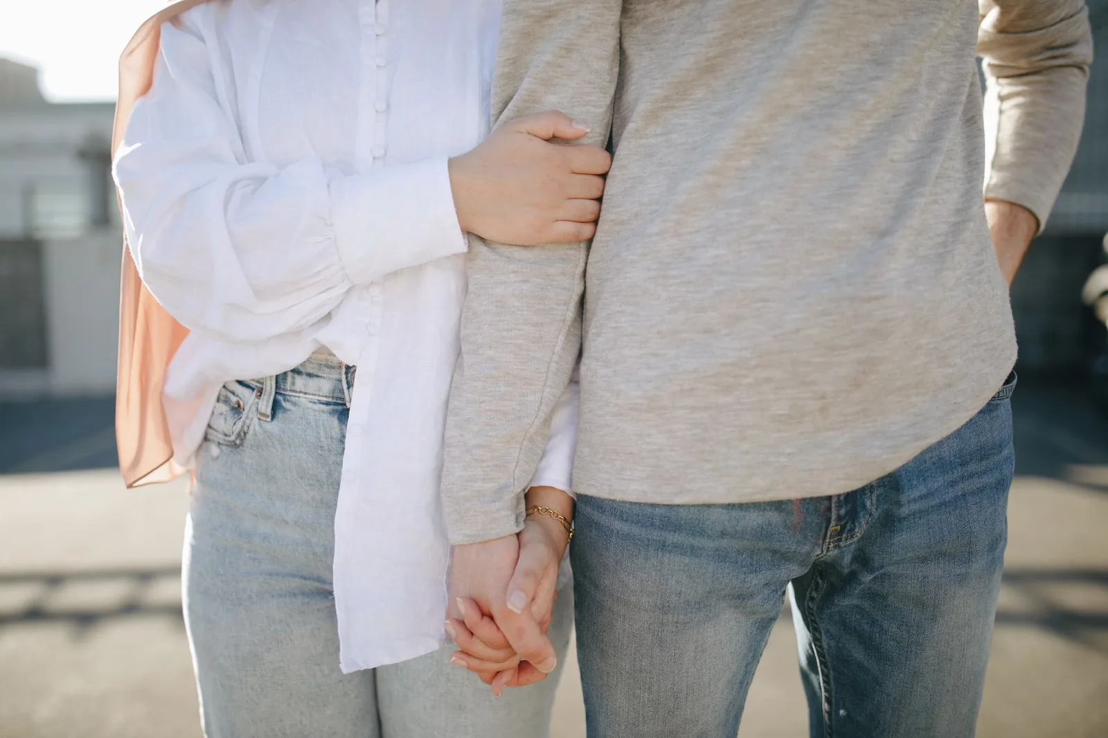 Cặp đôi châu Á nhẹ nhàng nắm tay thể hiện tình cảm