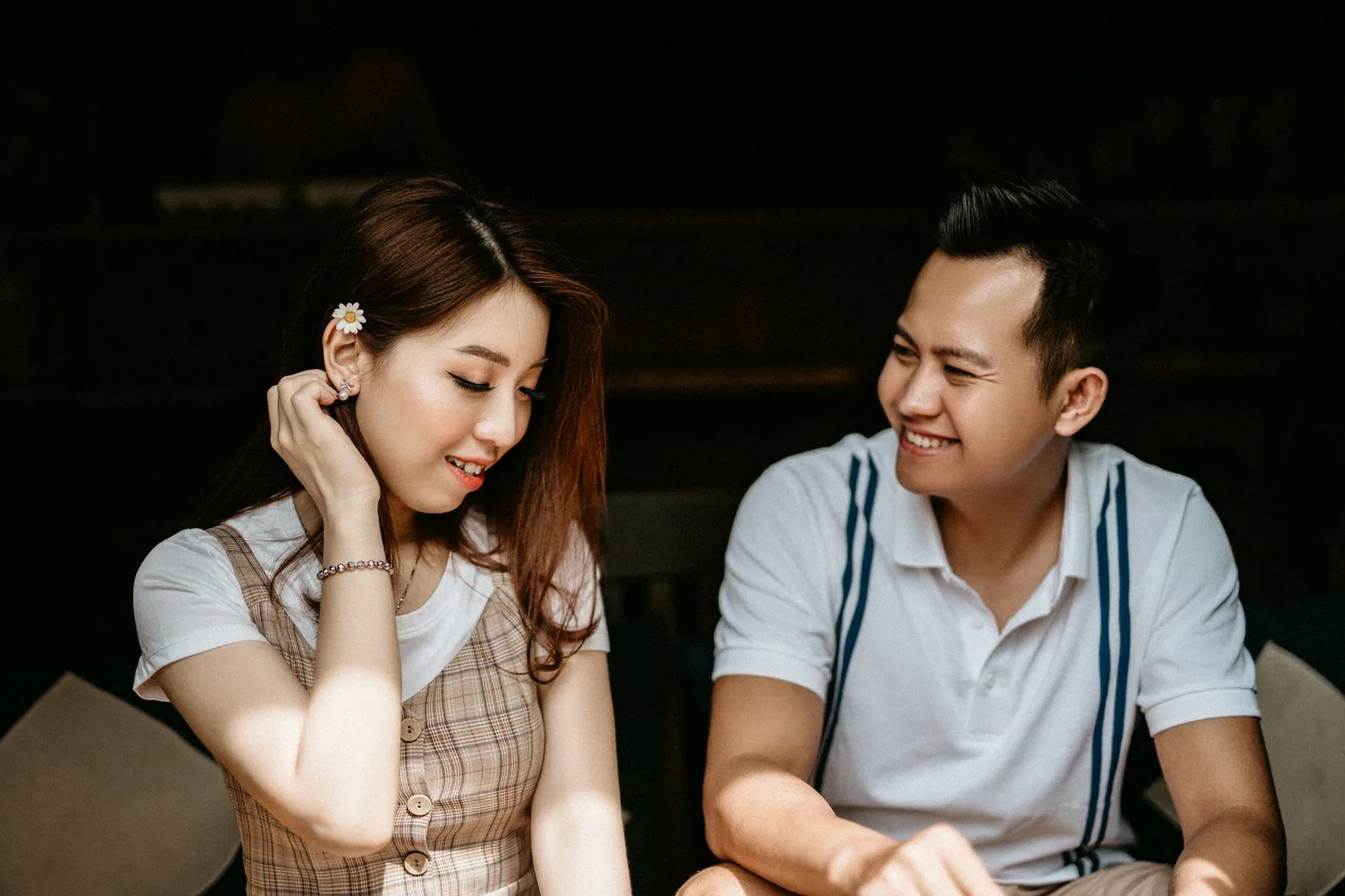 Cặp đôi châu Á lắng nghe và tìm hiểu cảm xúc của nhau