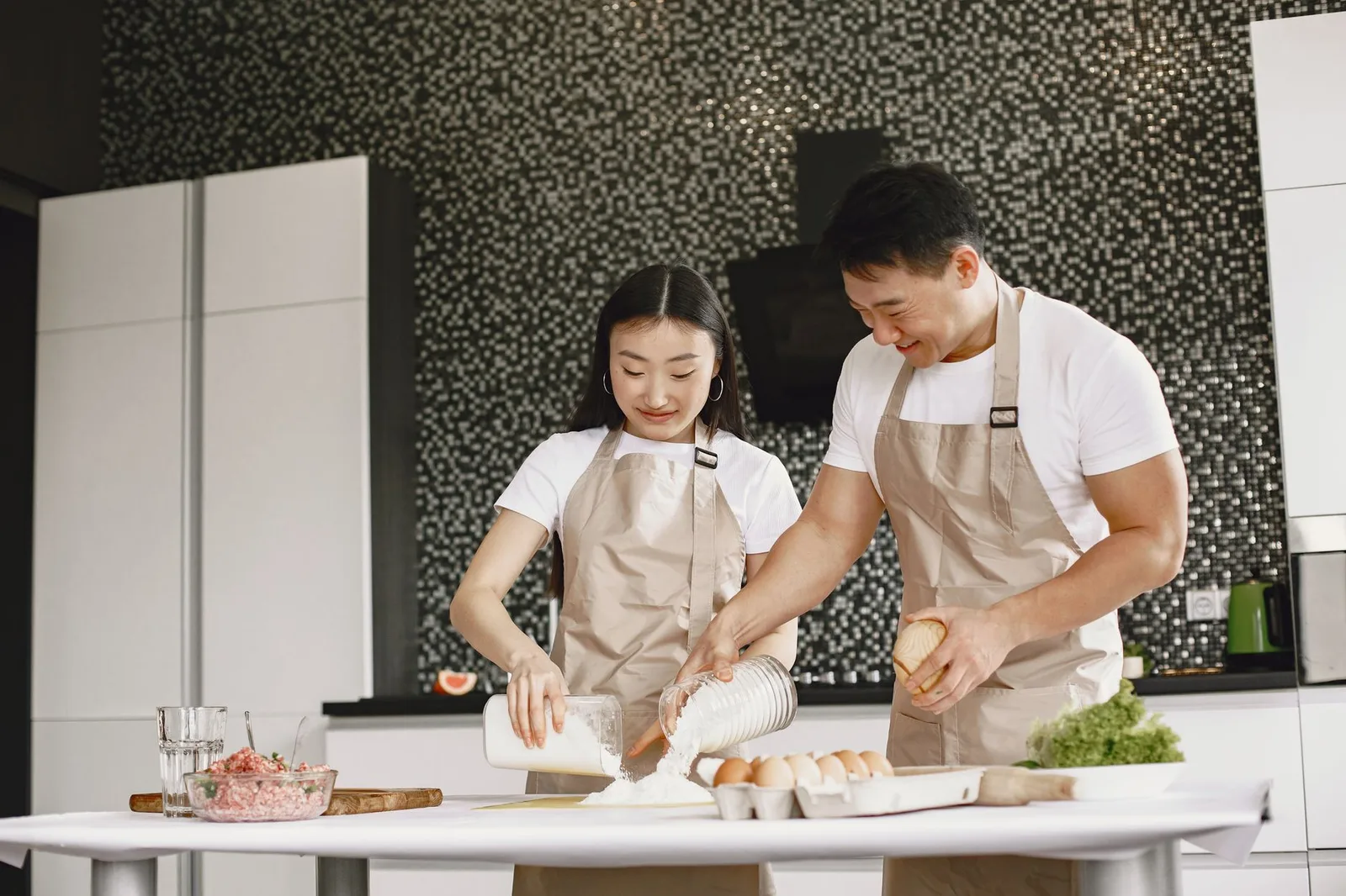 Cặp đôi châu Á cùng nấu ăn và vun đắp tình cảm