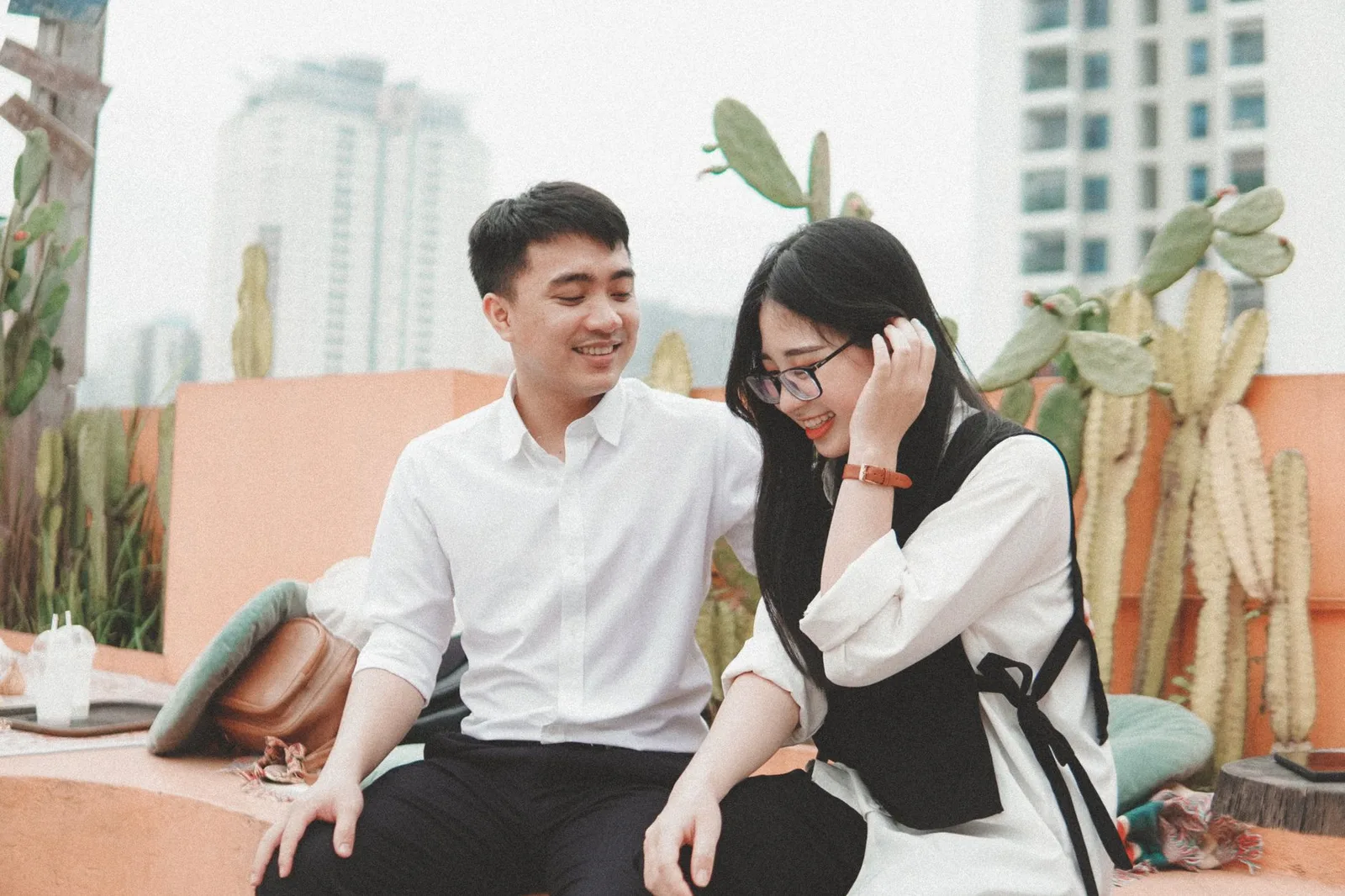 Cặp đôi châu Á chia sẻ khoảnh khắc bình yên bên nhau