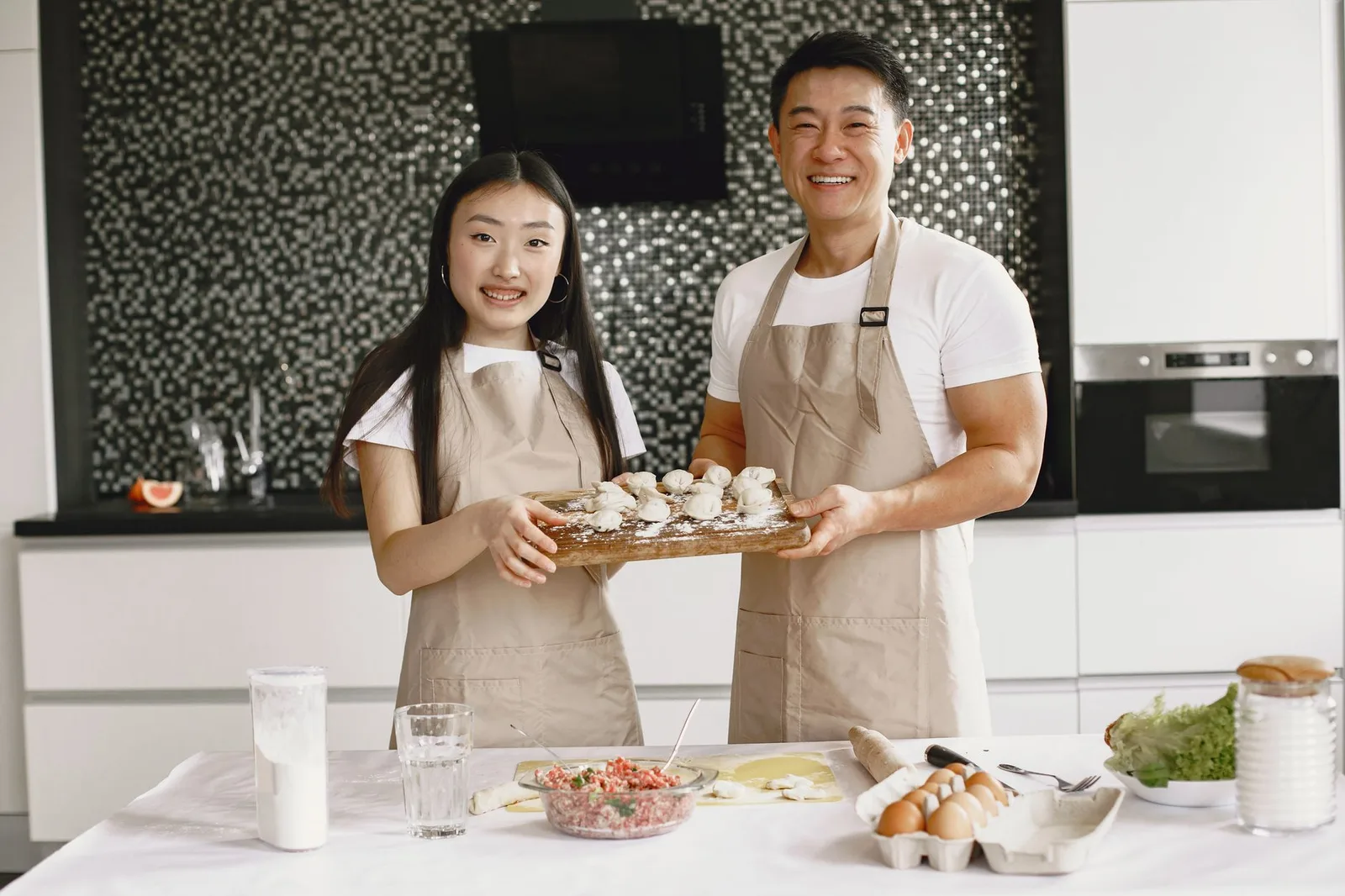 Cặp đôi châu Á cùng nấu ăn và thể hiện sự quan tâm