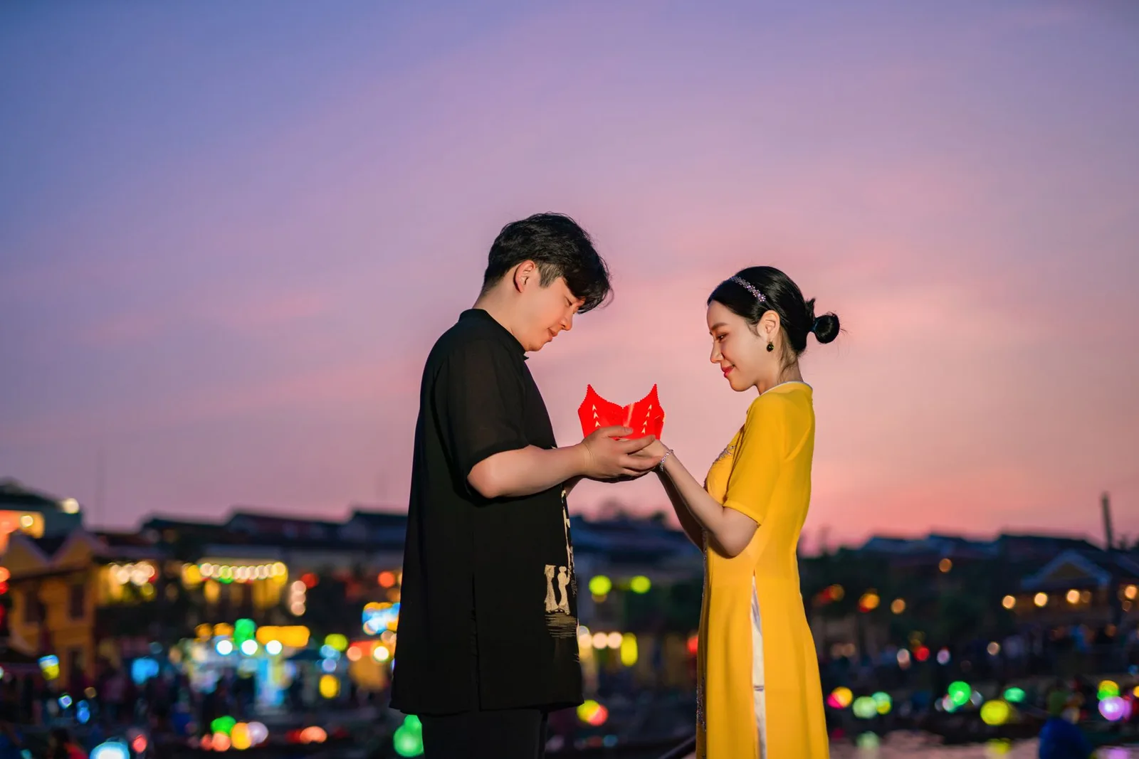 Cặp đôi châu Á nắm tay nhau trong ánh hoàng hôn ấm áp