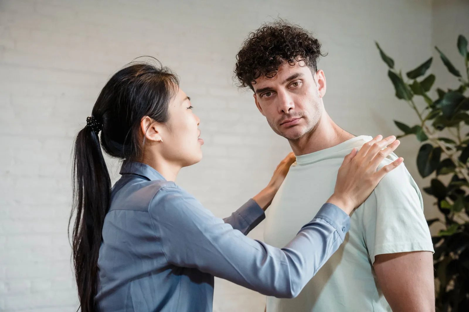 Cặp đôi châu Á trao nhau lời động viên tại nhà