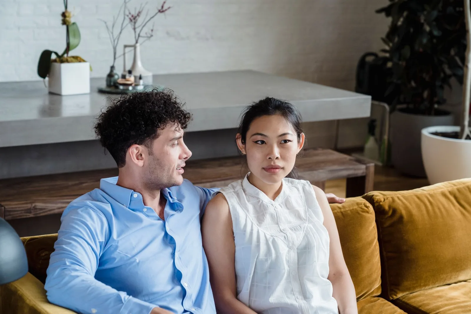 Cặp đôi trò chuyện để thống nhất ranh giới quan tâm