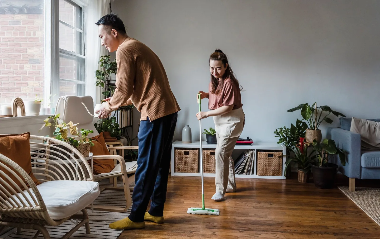 Cặp đôi cùng chia sẻ việc nhà trong không khí thoải mái