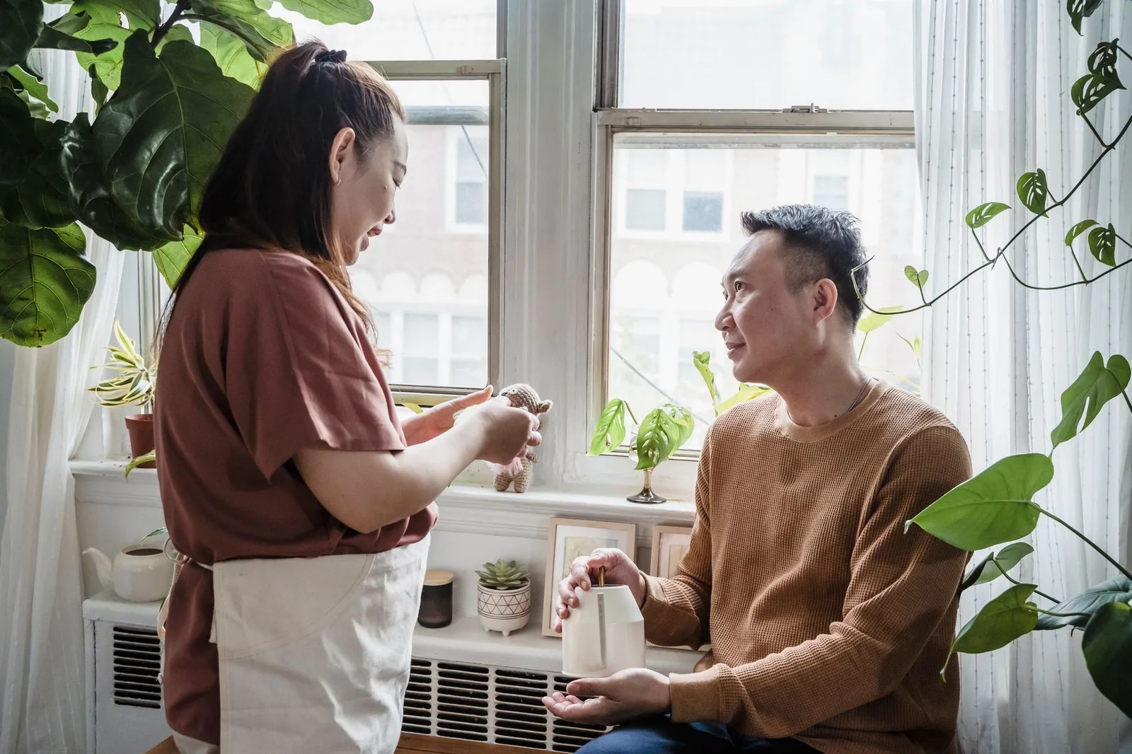 Cặp đôi châu Á trò chuyện chân thành tại nhà