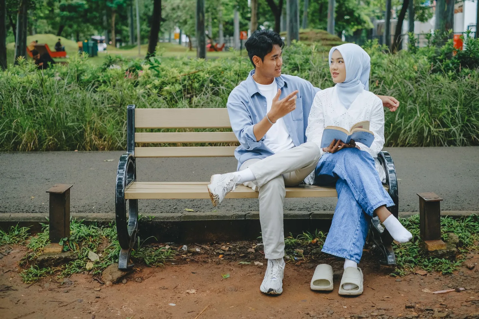 Cặp đôi châu Á cùng tận hưởng buổi hẹn nhẹ nhàng tại nhà