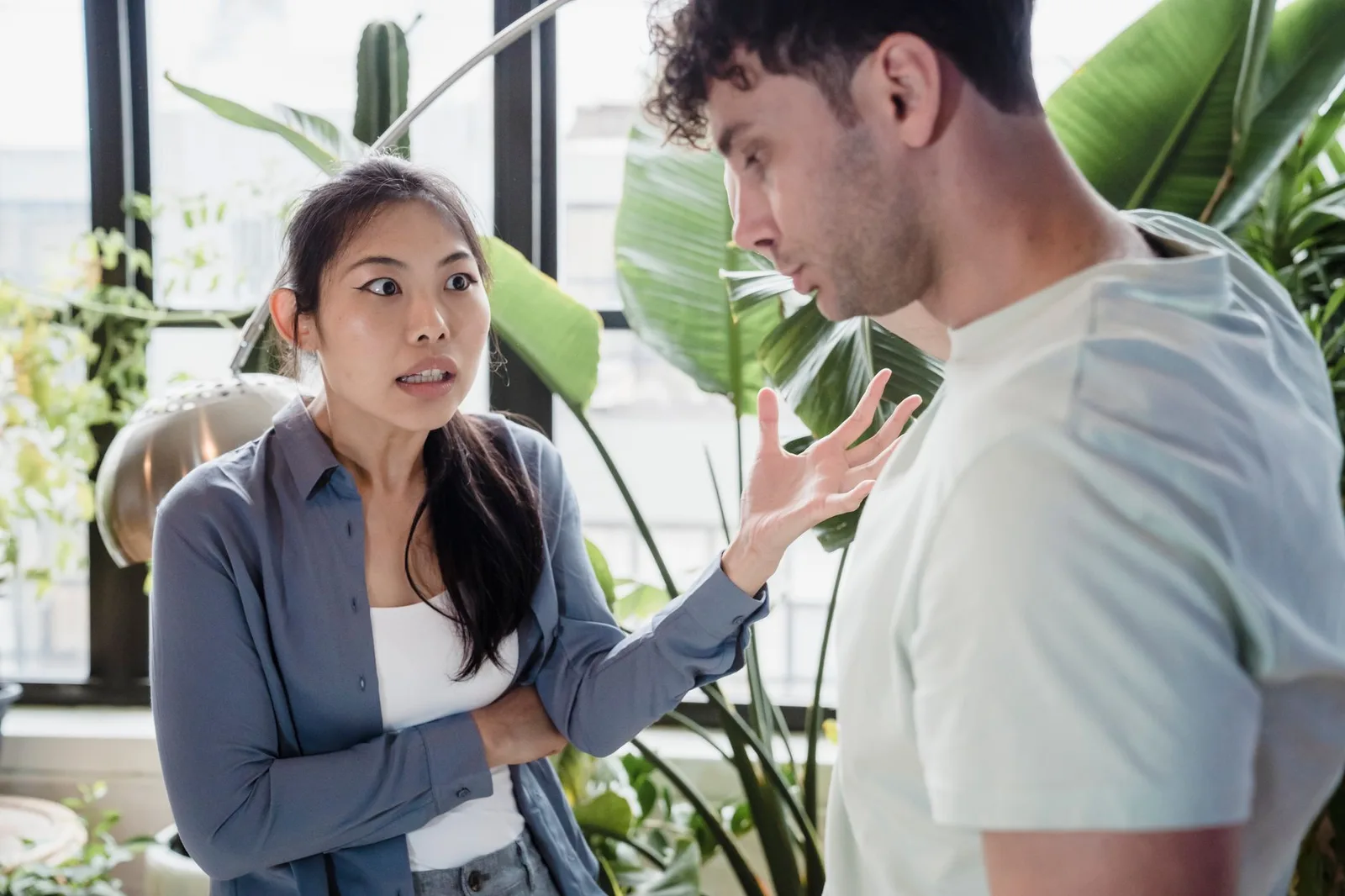 Cặp đôi châu Á trao đổi khi xảy ra hiểu lầm