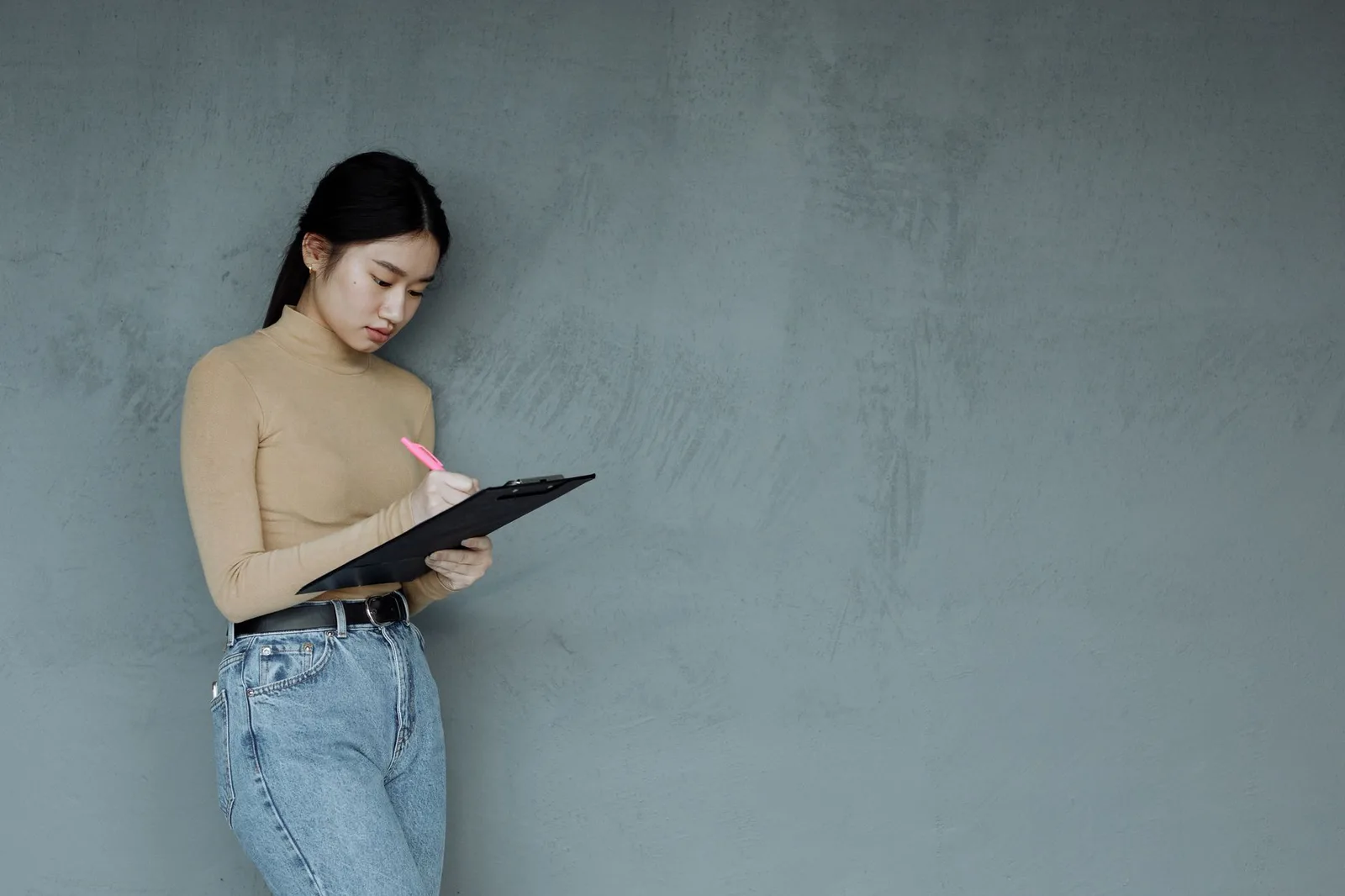 Người phụ nữ châu Á xem lại các ghi chú về mối quan hệ