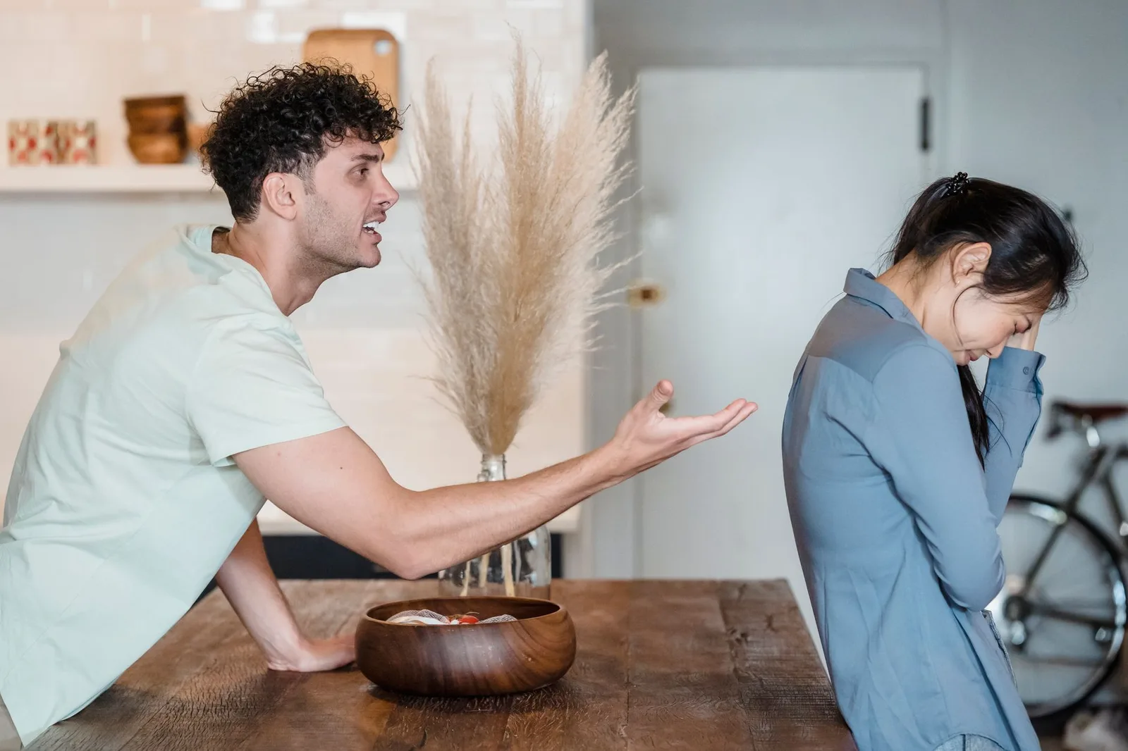 Cặp đôi châu Á trò chuyện để thấu hiểu cảm xúc của nhau