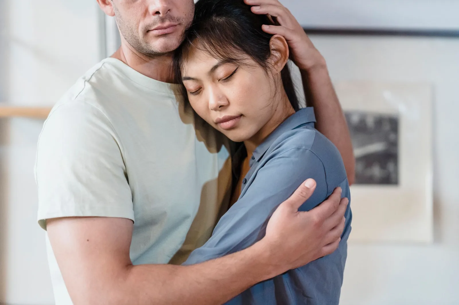 Cặp đôi châu Á linh hoạt thể hiện sự quan tâm hằng ngày
