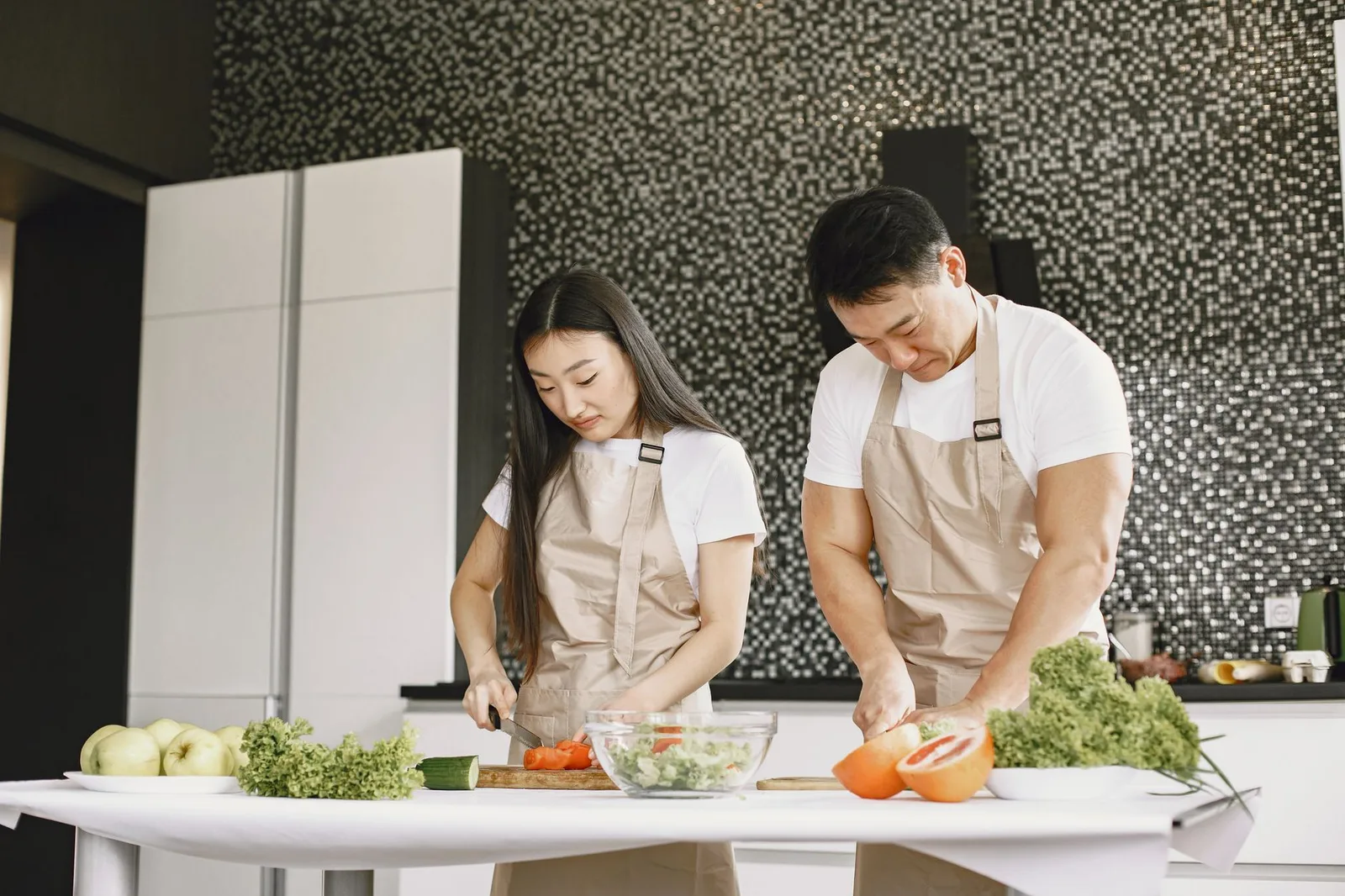 Cặp đôi châu Á cùng nấu ăn và thể hiện sự quan tâm