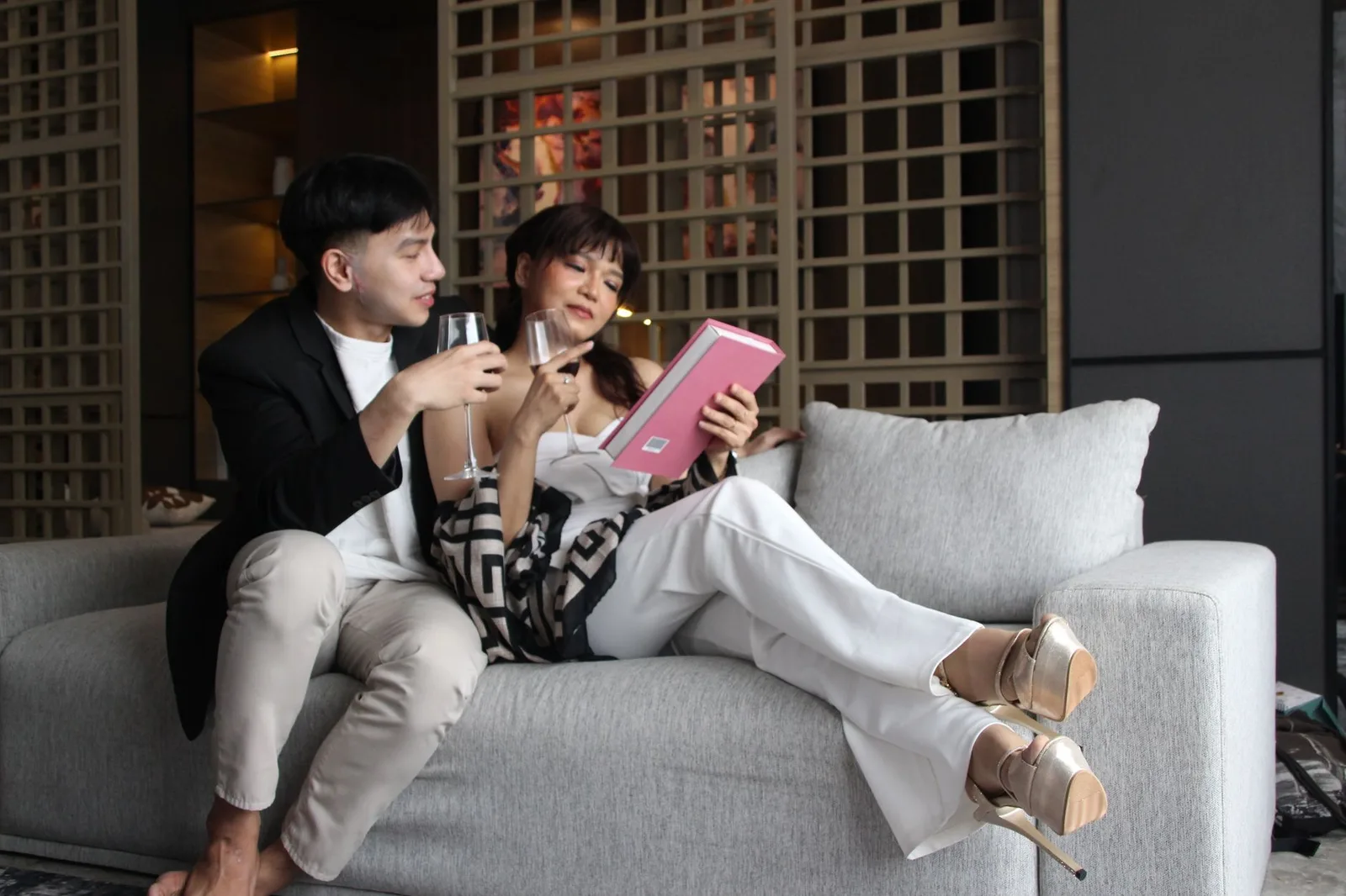 Cặp đôi châu Á dành khoảng thời gian thư giãn bên nhau