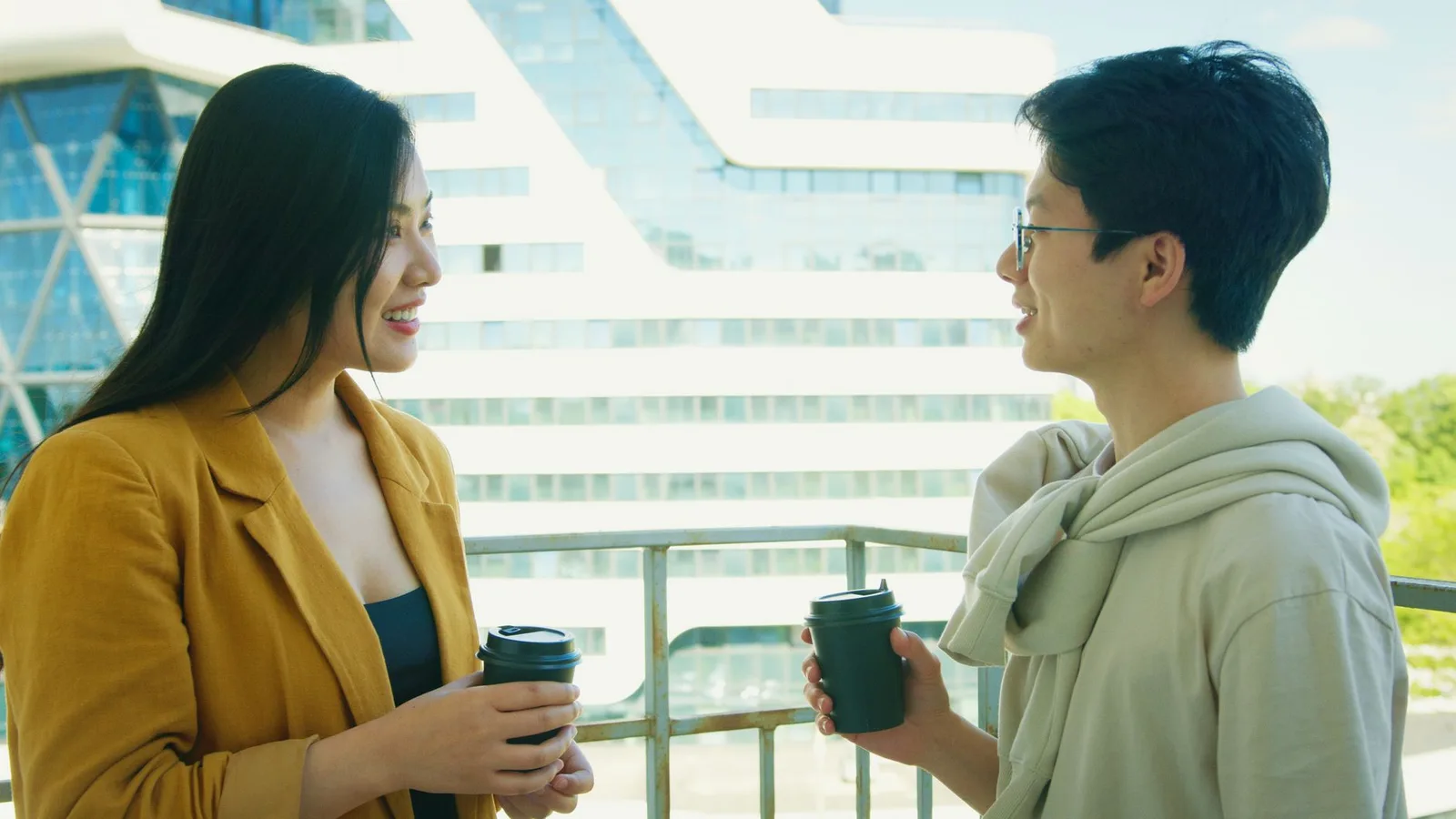 Cặp đôi trò chuyện và kết nối cảm xúc trên ban công nghỉ dưỡng