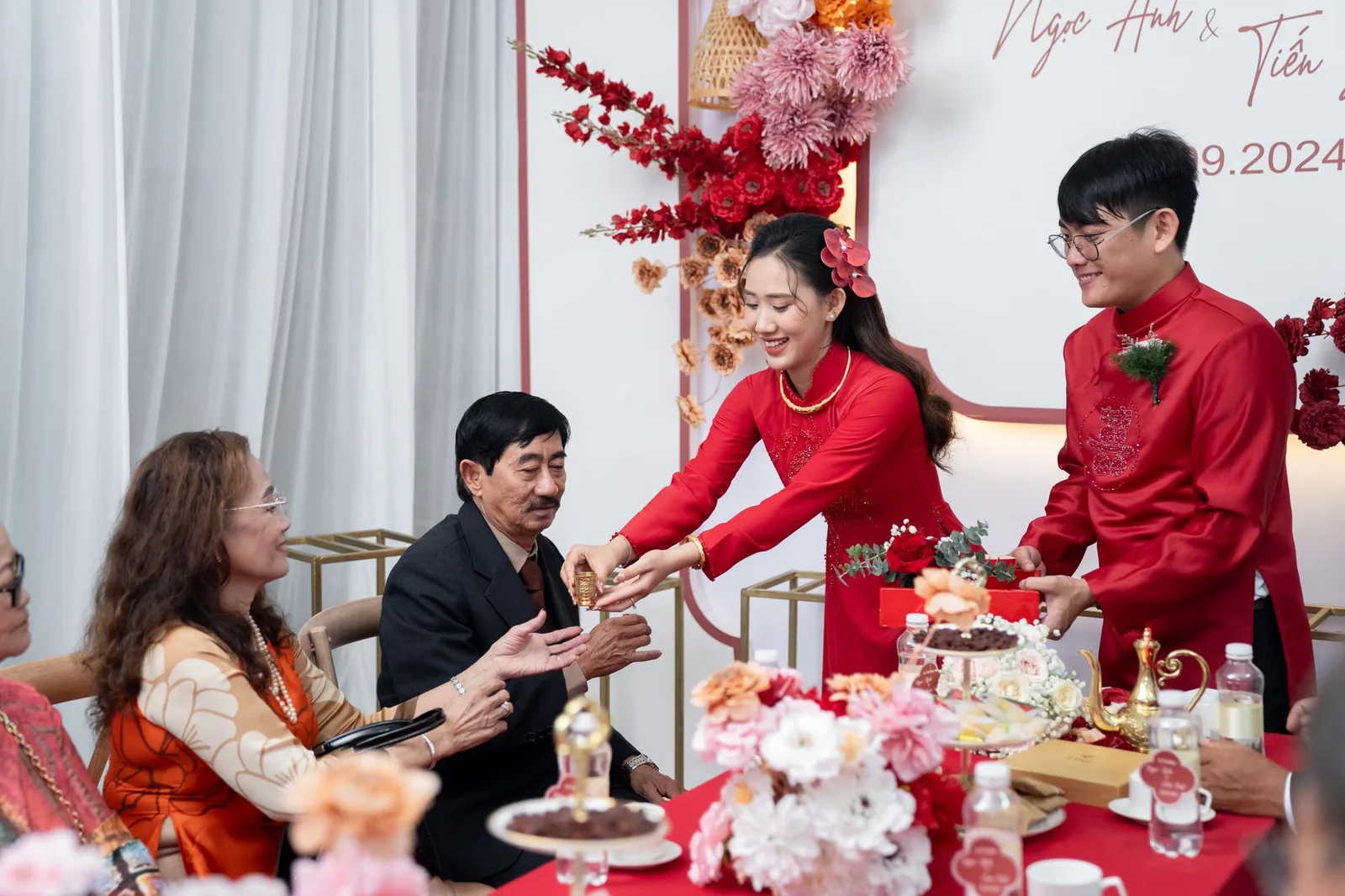 Cặp đôi trao nhau món quà nhỏ trong chuyến đi