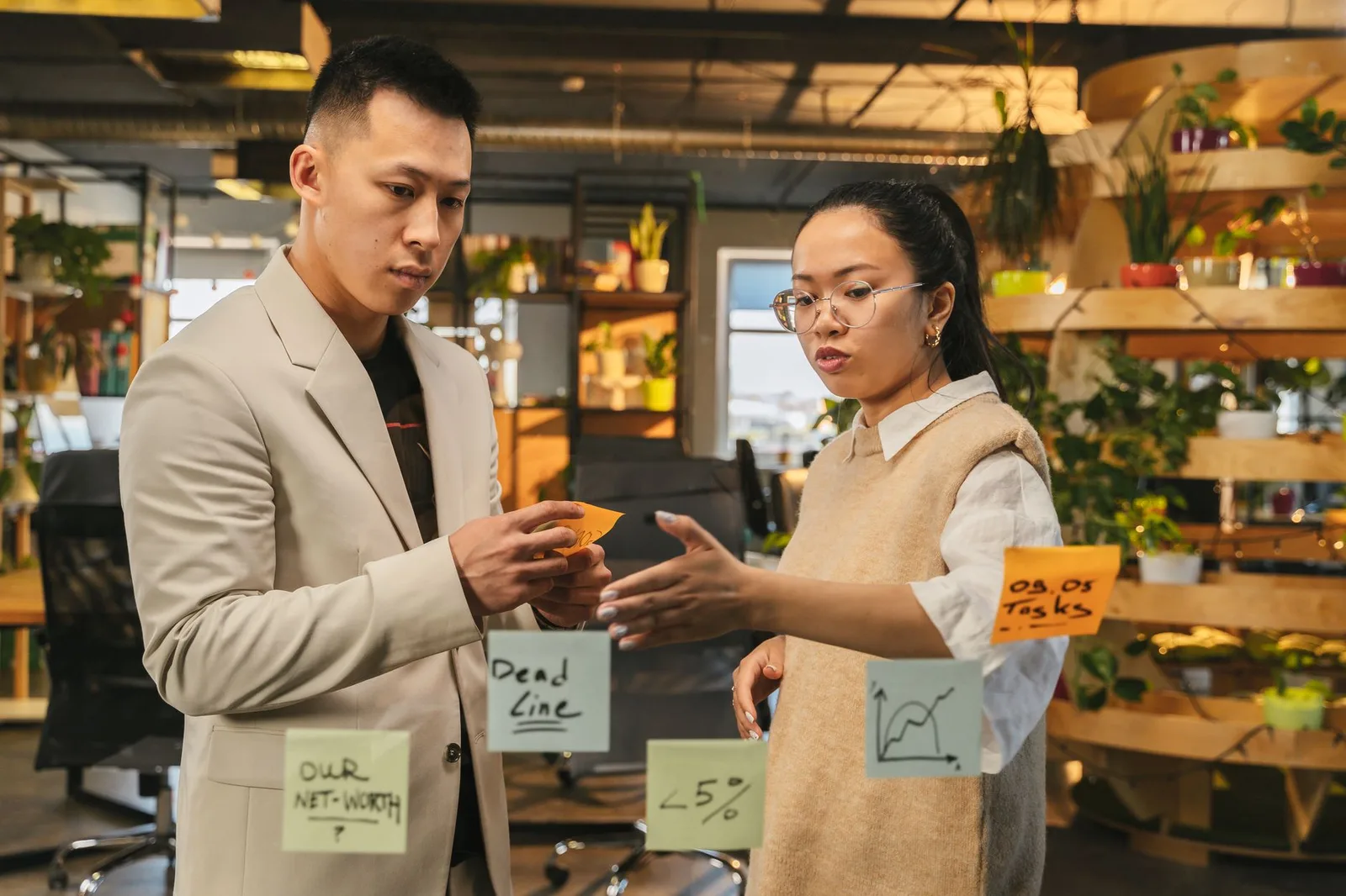Cặp đôi châu Á cùng thống nhất lịch giao tiếp