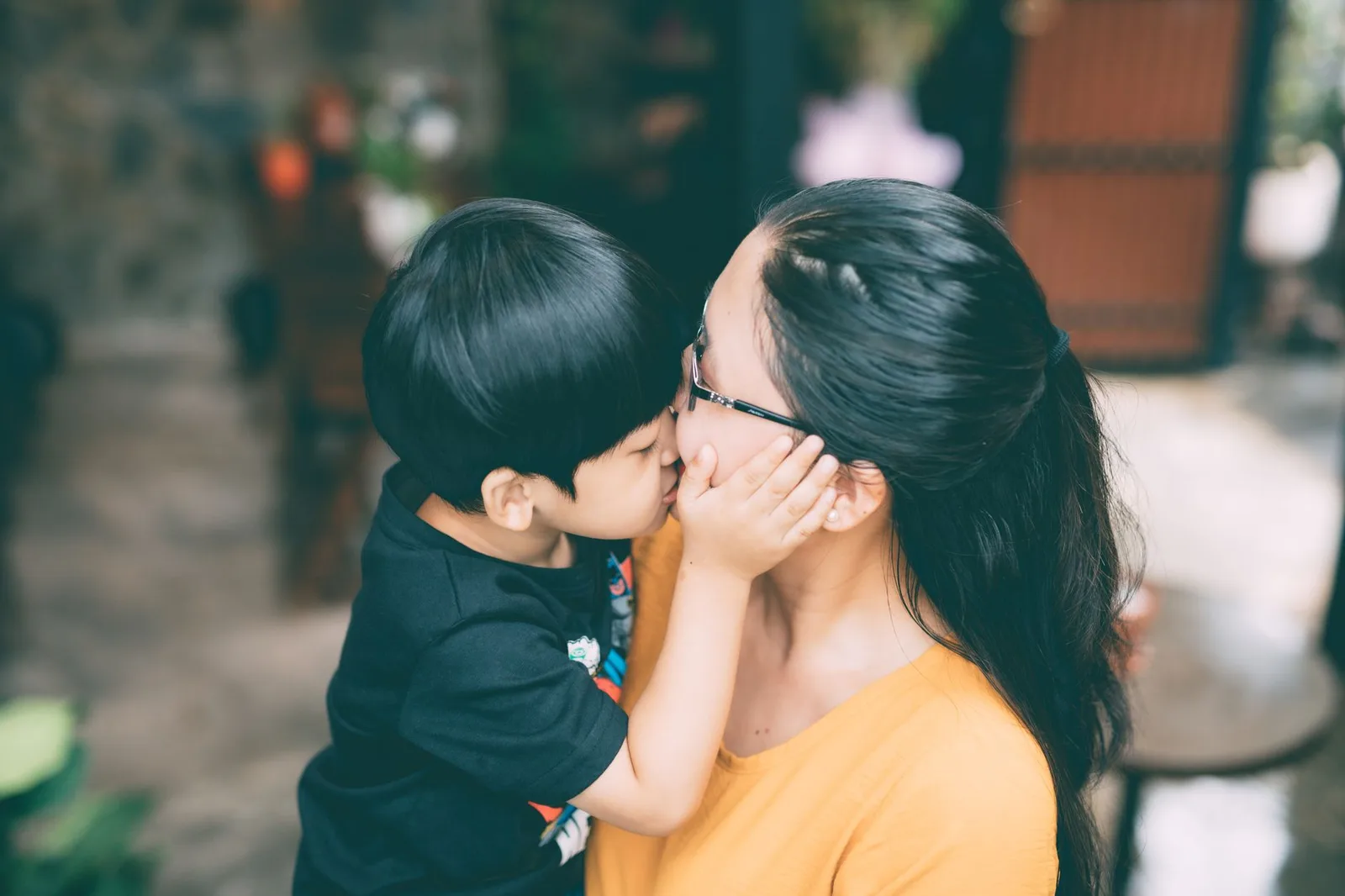 Người mẹ lắng nghe và thấu hiểu cảm xúc của con
