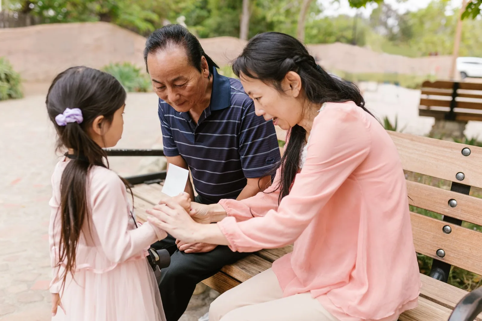 Cha mẹ trò chuyện để nhận biết cách con cảm nhận tình yêu
