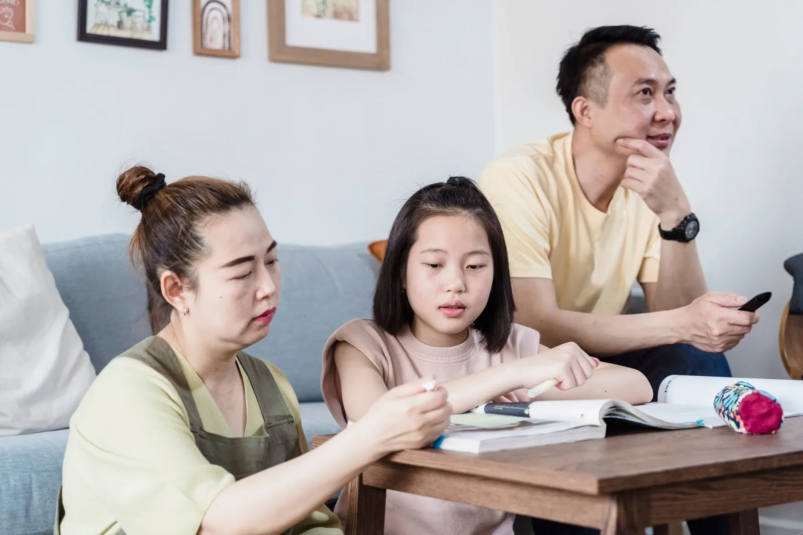 Cha mẹ dành thời gian kết nối với con tại nhà