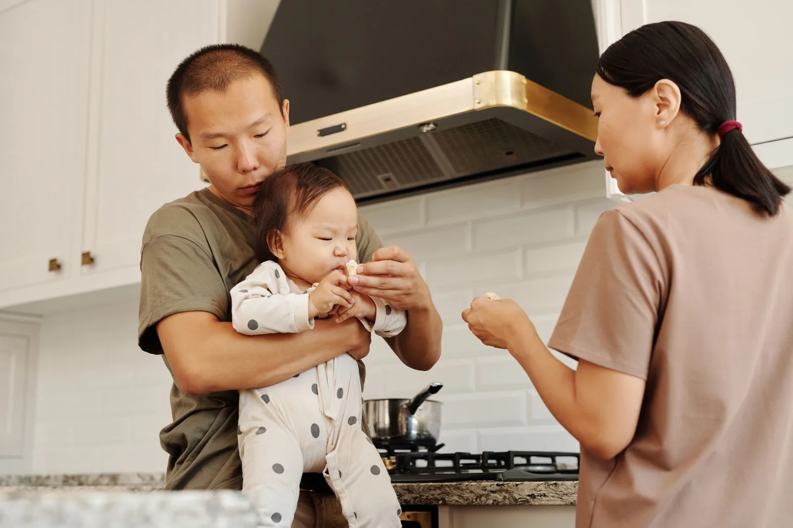 Cha mẹ cùng chăm em bé và vun đắp tình cảm theo từng giai đoạn