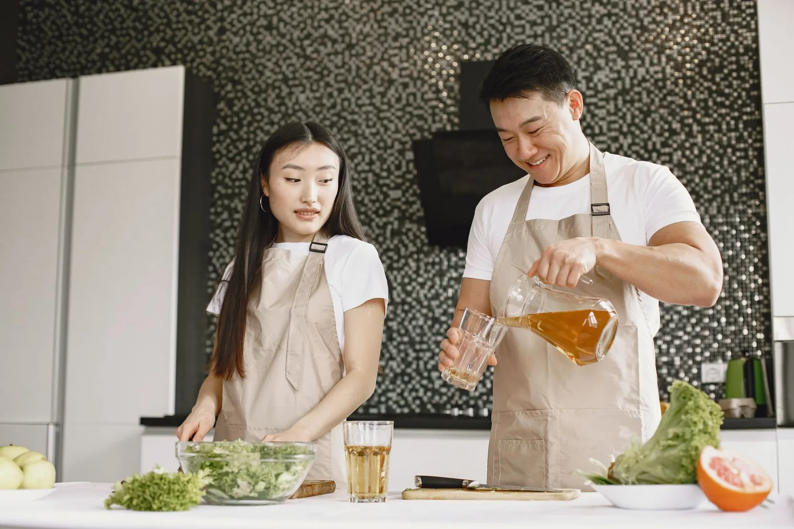 Cặp đôi châu Á trò chuyện cởi mở và lành mạnh tại nhà
