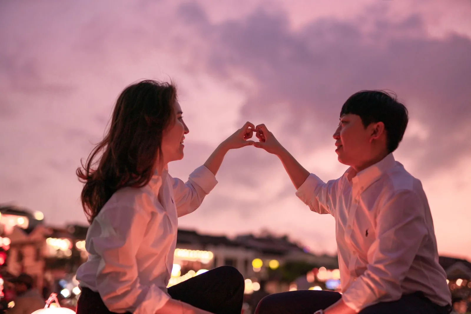Cặp đôi châu Á thể hiện tình cảm bằng cử chỉ riêng