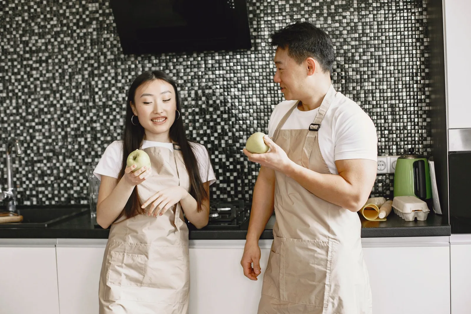 Cặp đôi cùng nấu ăn để tạo thói quen yêu thương