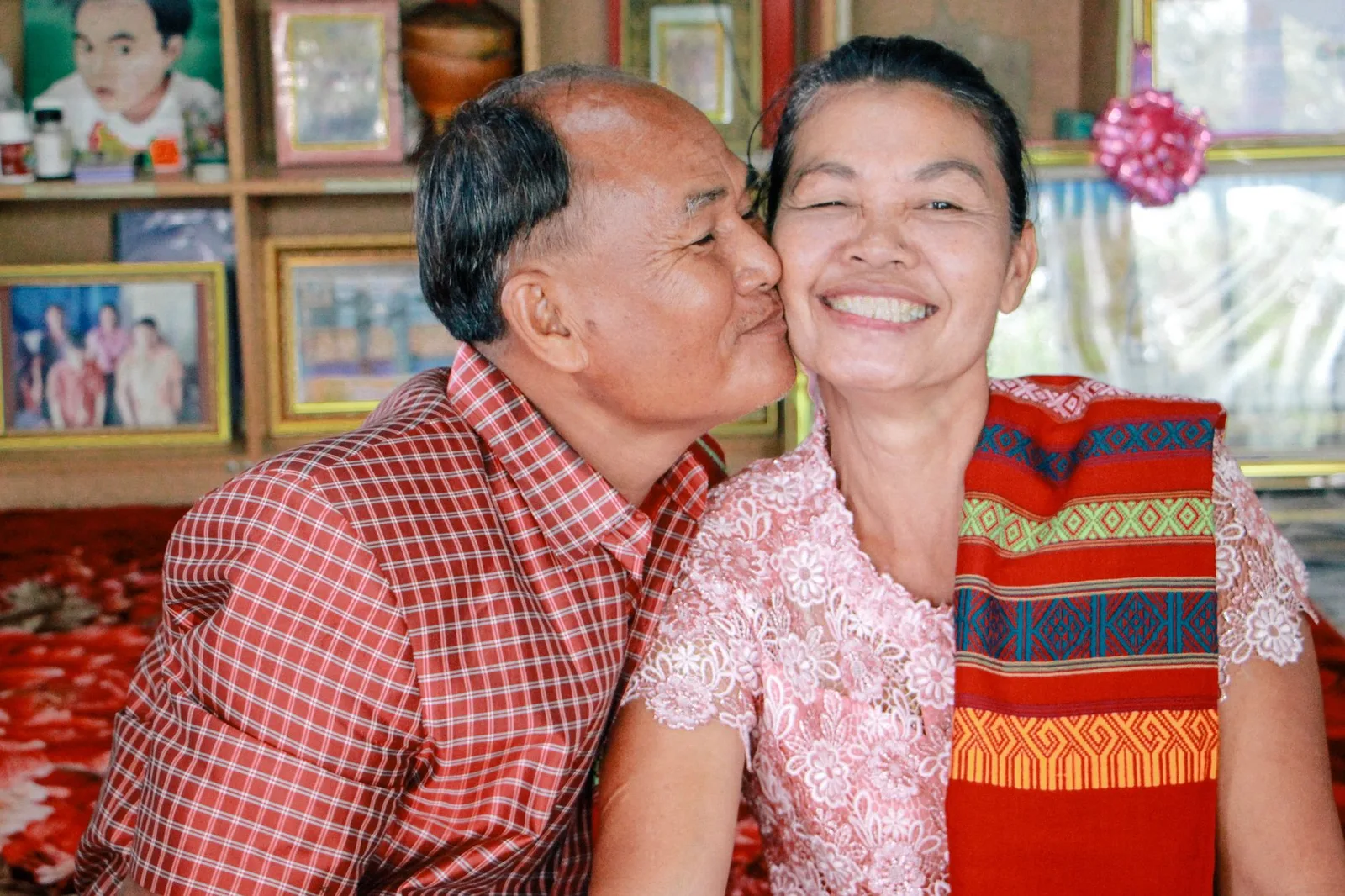 Cặp vợ chồng lớn tuổi thể hiện sự quan tâm trong đời sống thường ngày