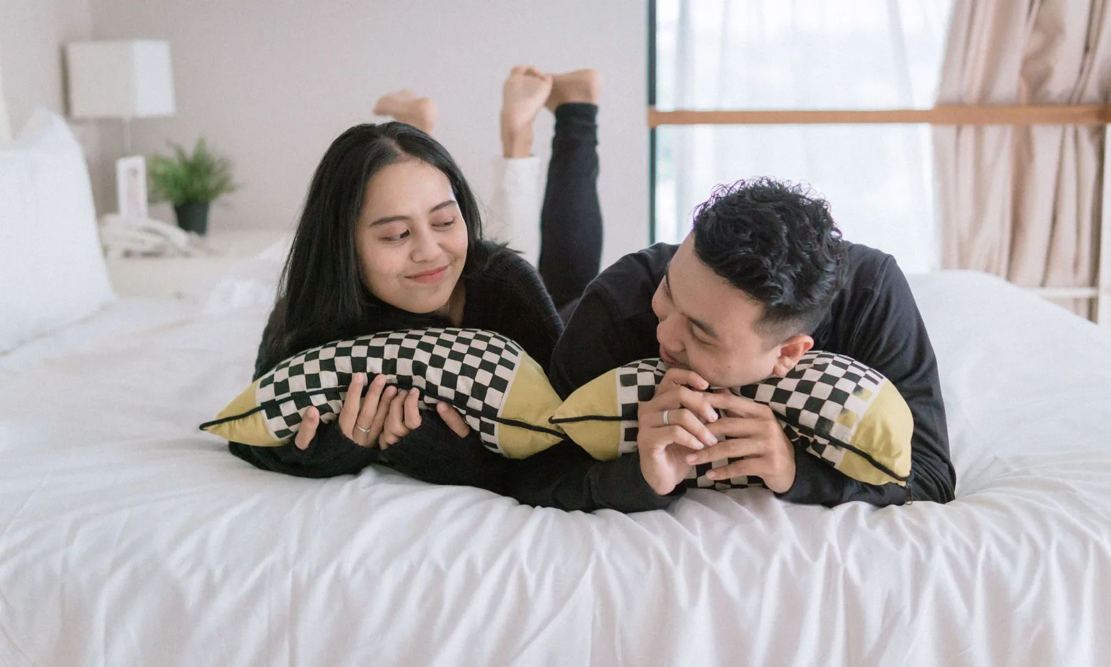 Cặp đôi châu Á cùng lập kế hoạch cho mục tiêu cá nhân