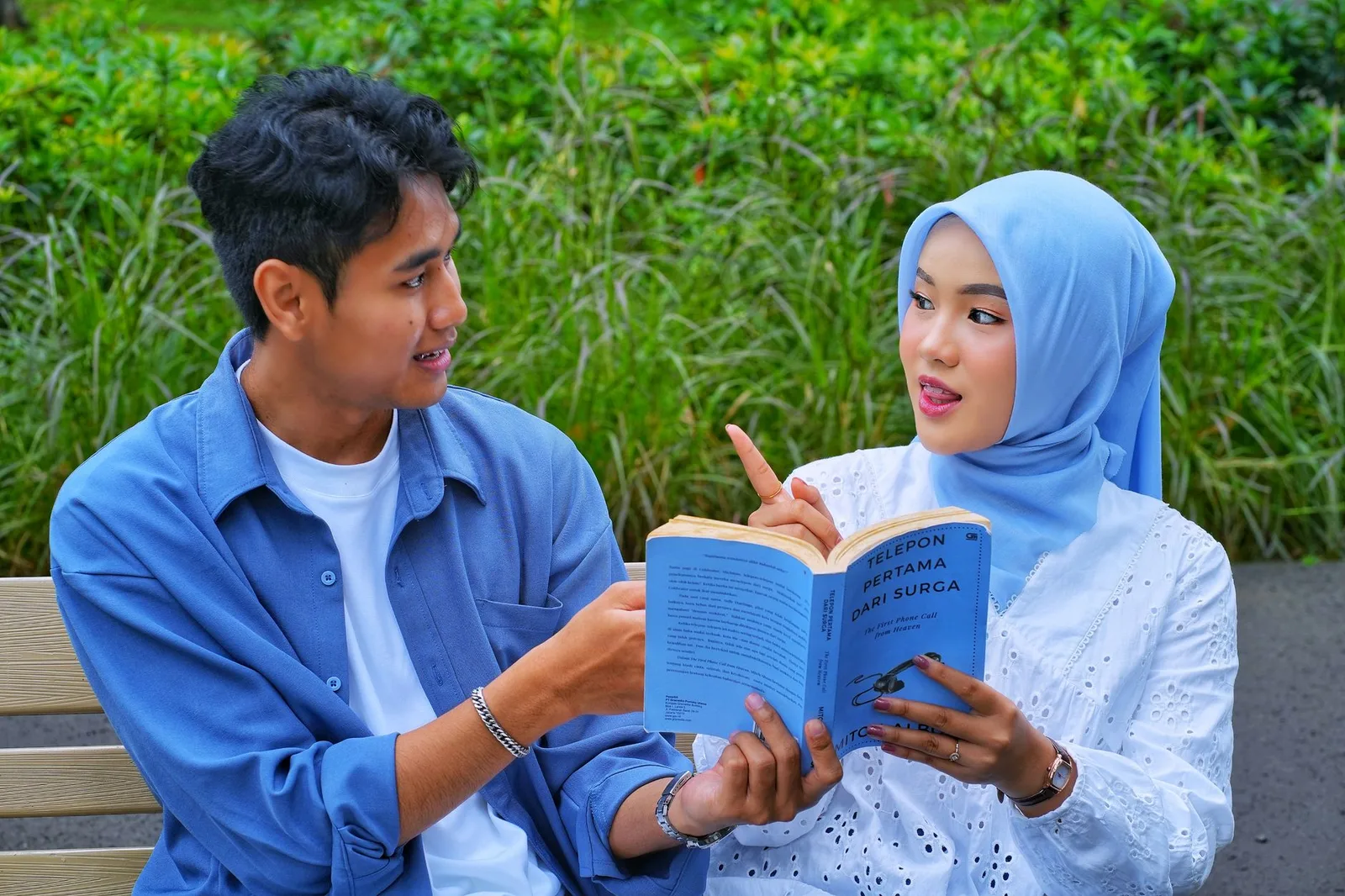 Hai người bình tĩnh trao đổi về khác biệt và thành công