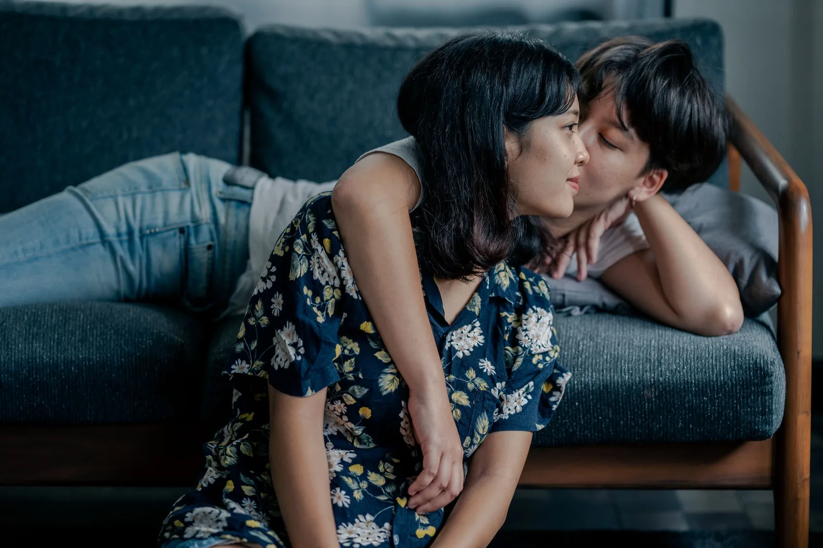 Cặp đôi châu Á ngồi xa cách khi nhu cầu cá nhân không được sẻ chia