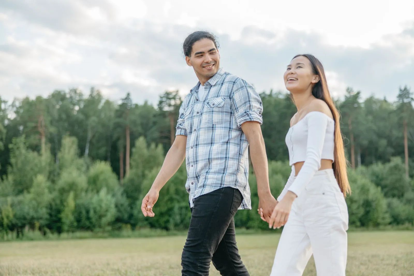 Cặp đôi châu Á trao đổi nghiêm túc về ranh giới cá nhân
