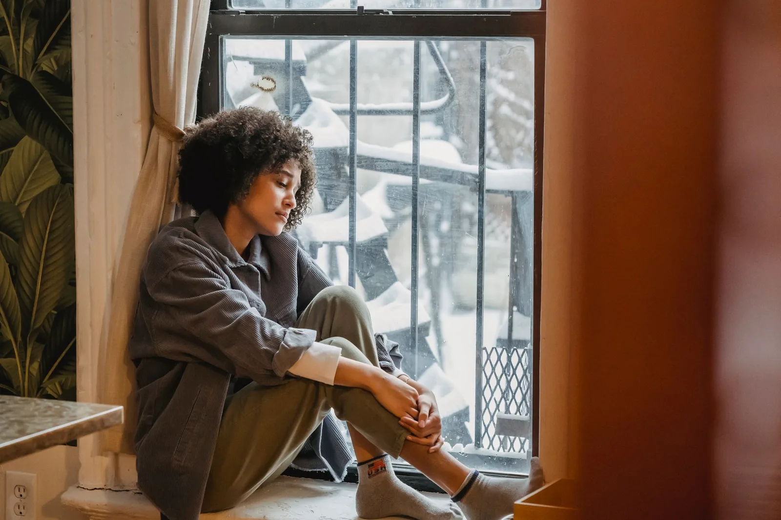 Người phụ nữ châu Á cô đơn bên cửa sổ