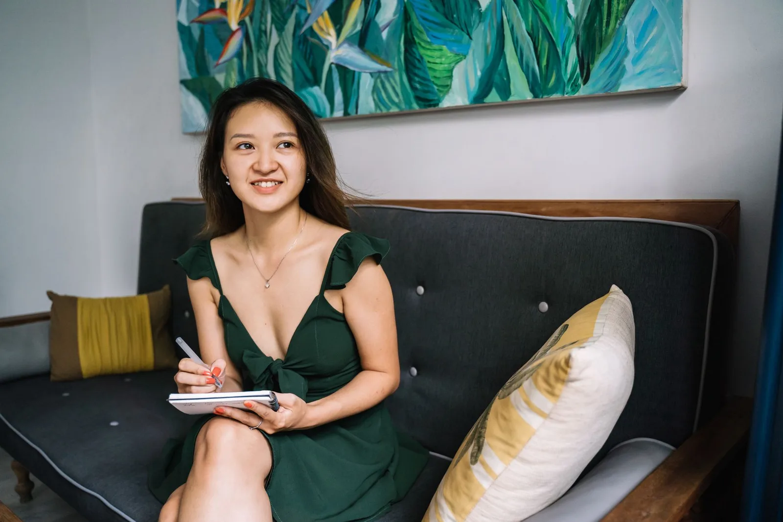 Người phụ nữ châu Á viết nhật ký để nhìn lại cảm xúc