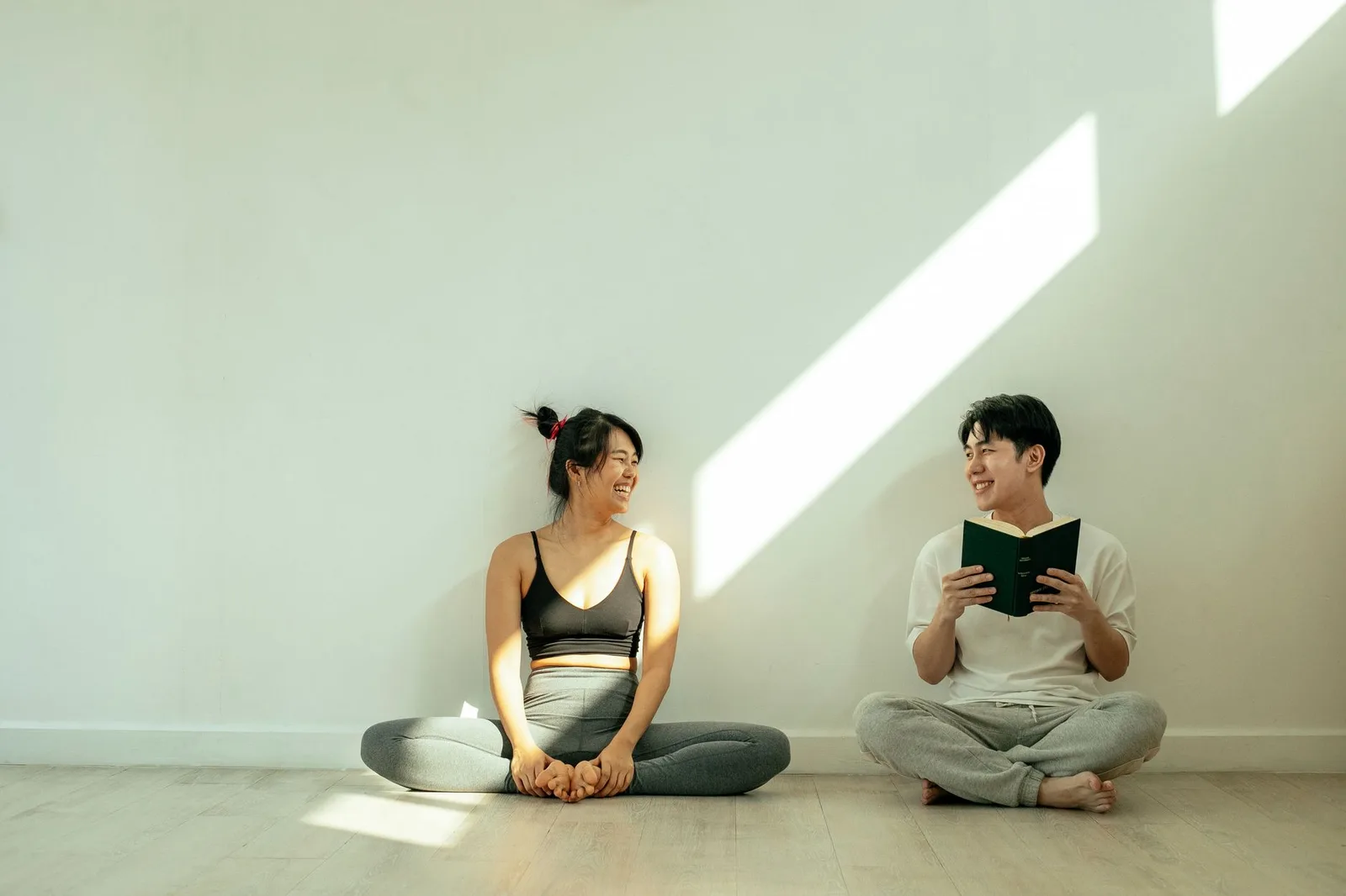 Cặp đôi cùng dành thời gian cho những sở thích riêng tại nhà
