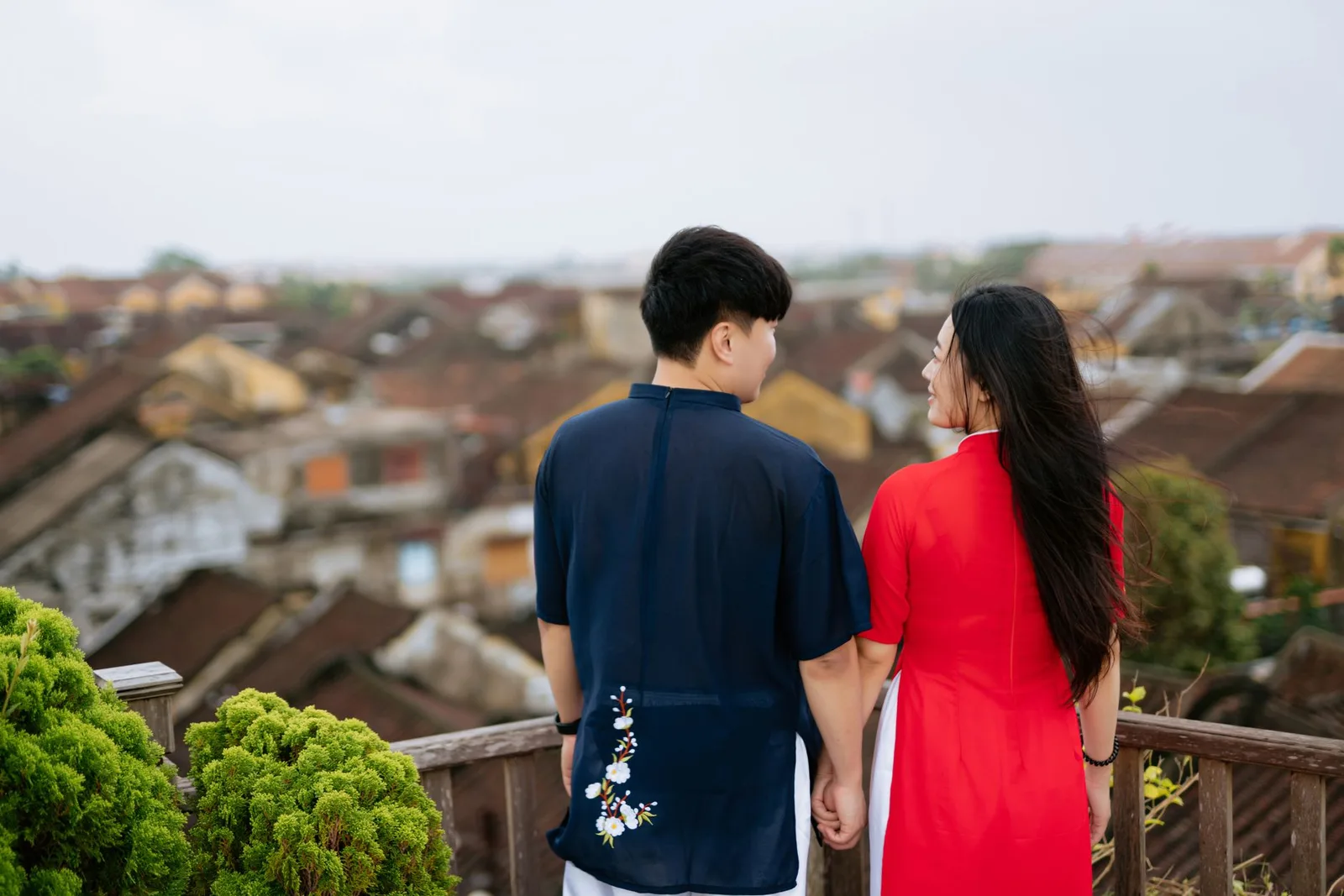 Cặp đôi châu Á tách biệt khỏi nhóm bạn