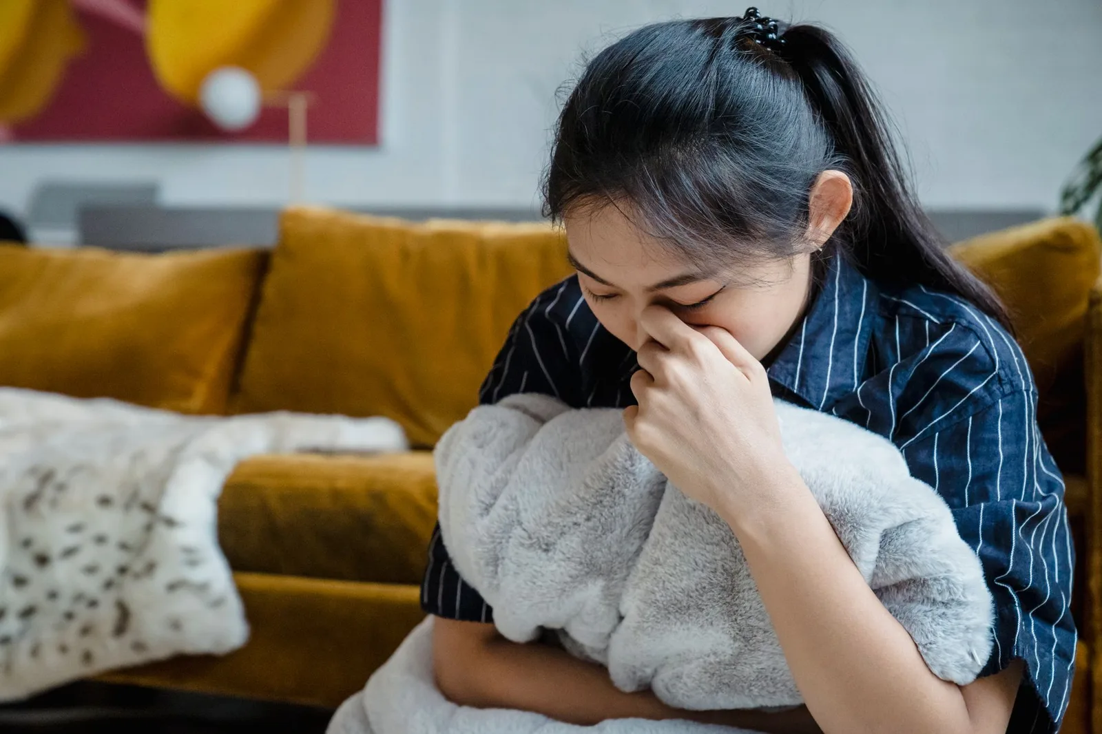 Người phụ nữ châu Á căng thẳng khi ngồi một mình