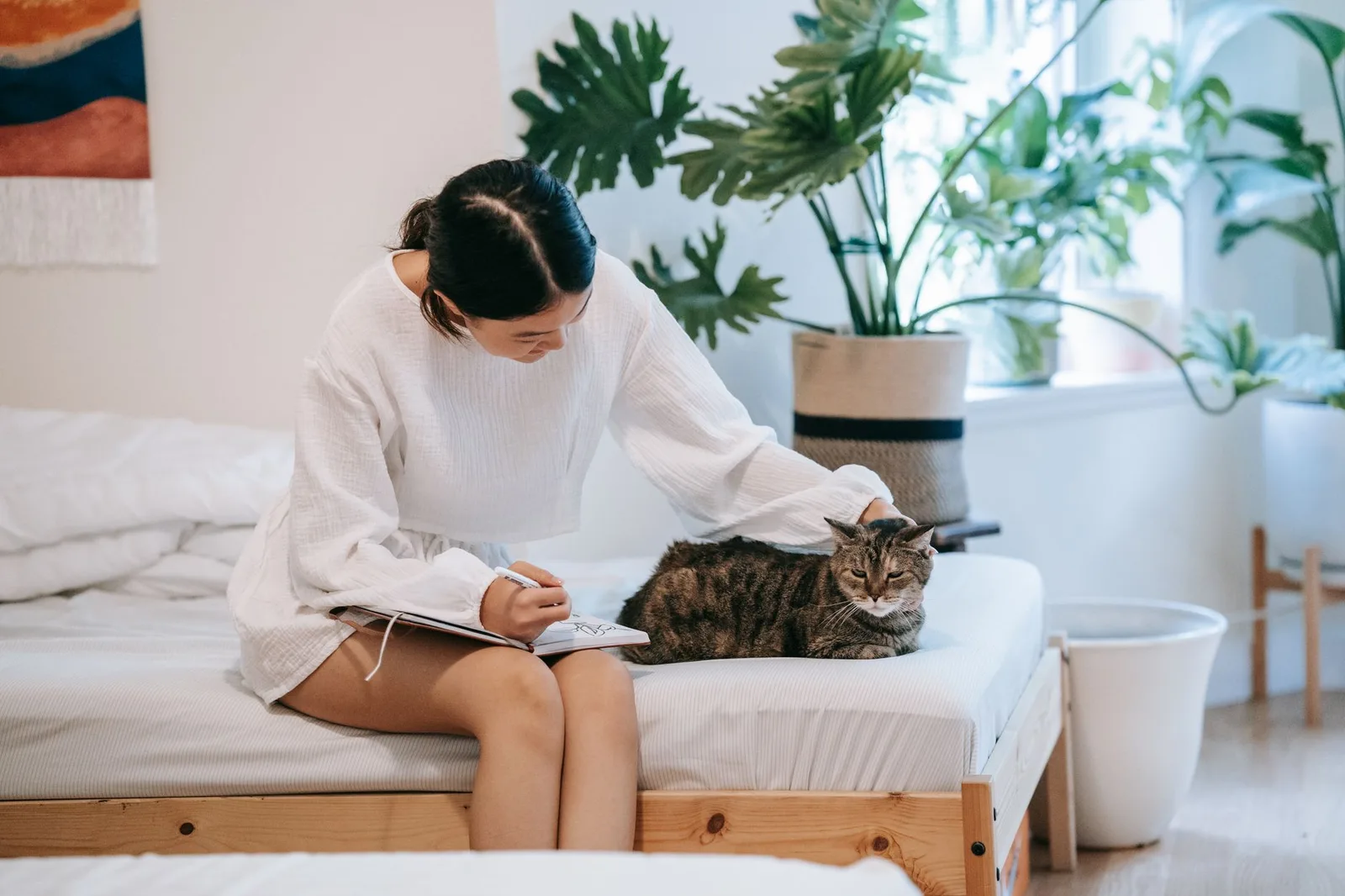Người phụ nữ châu Á viết nhật ký để hiểu cảm xúc