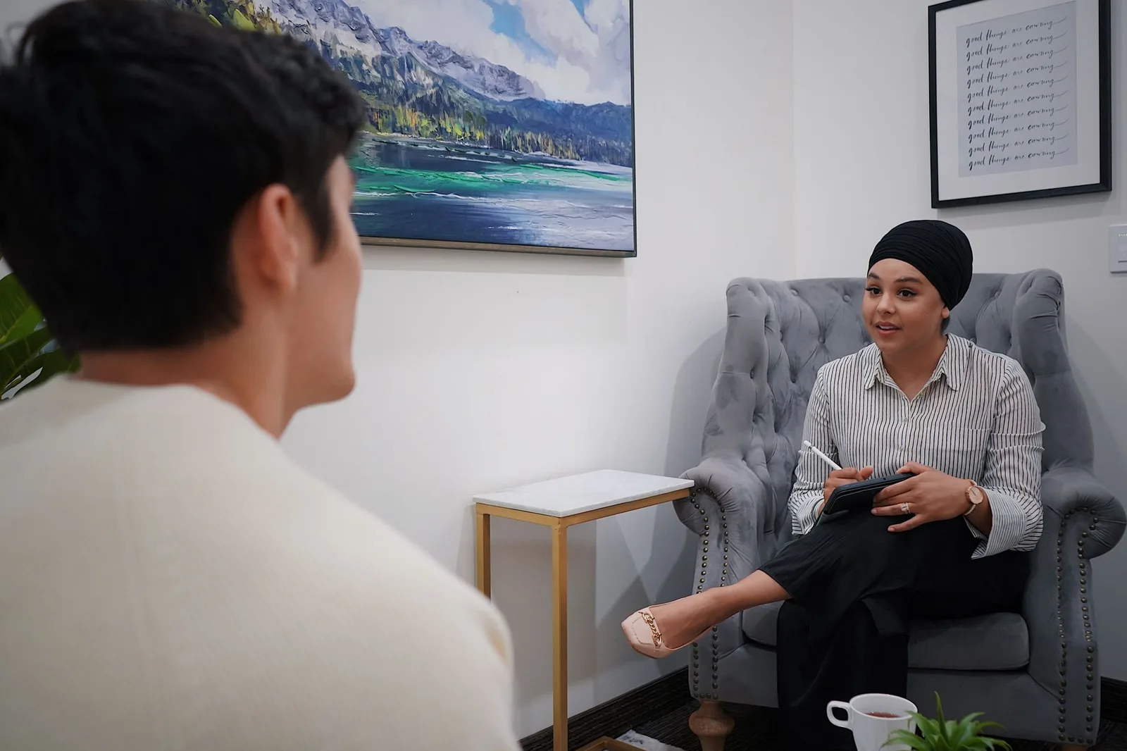Người phụ nữ châu Á trò chuyện với chuyên gia tâm lý