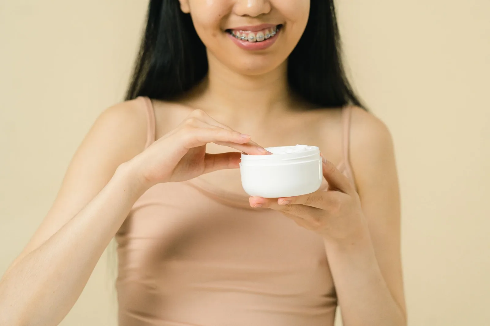 Người phụ nữ châu Á duy trì thói quen chăm sóc bản thân