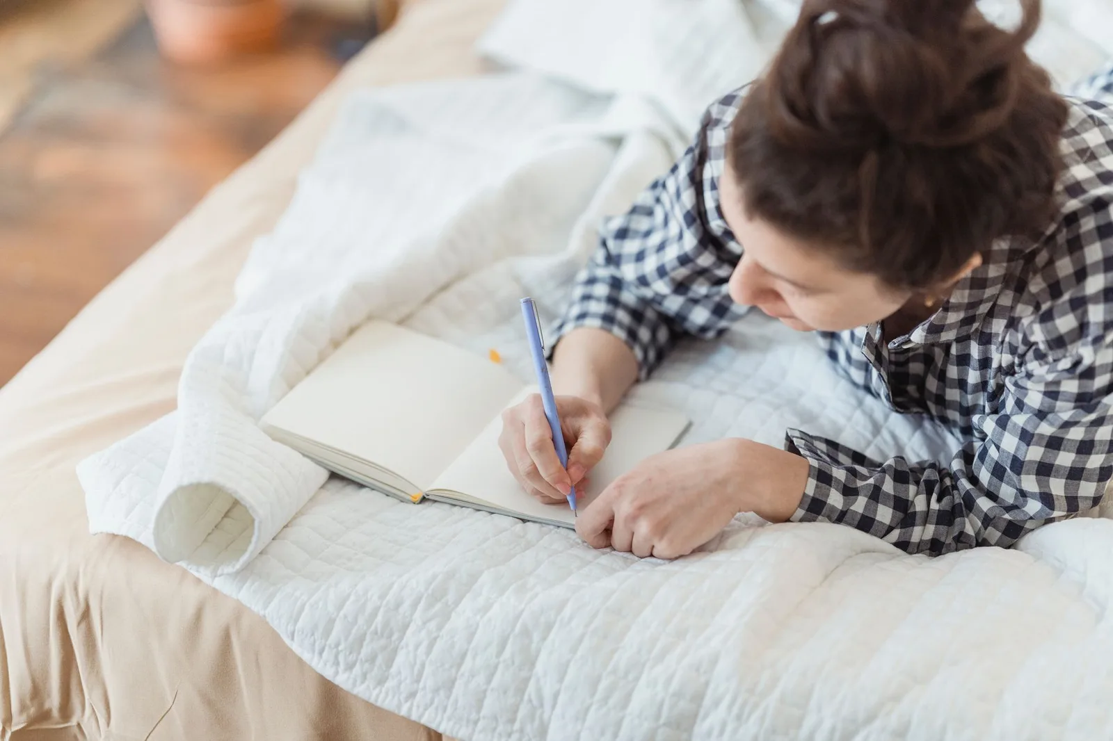 Người phụ nữ châu Á viết nhật ký trong căn phòng ấm cúng